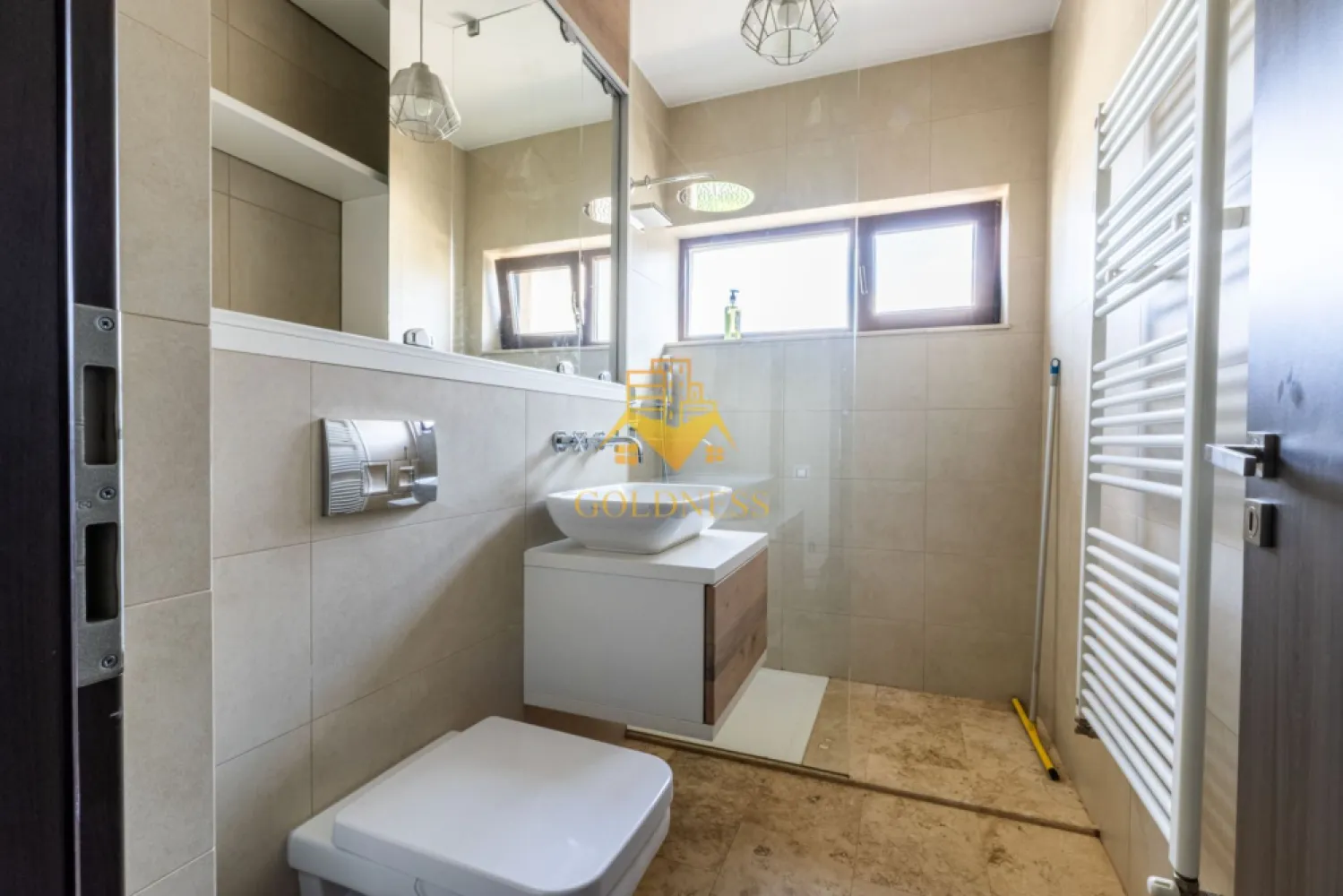 Penthouse 3 camere, Premium, bloc nou, Iris Zona Oasului,Maramuresului - GOLDNESS Imobiliare vă propune spre închiriere un apartament cu 3 camere complet mobilat și utilat, la etajul 4 într-un imobil de 4 etaje, în Cartierul Iris.
Dispune de loc de parcare subterana!
Se află în apropierea stațiilor de transport în comun, magazine, restaurante, spații verzi, farmacii, etc. 

Apartamentul este compartimentat astfel:
 - dormitor cu pat matrimonial, dressing, noptiere
 - dormitor dotat cu două paturi, spațiu generos pentru depozitare și birou pentru lucru/studiu.
 - living cu bucatarie open space complet utilată și mobilată, canapea extensibilă, loc de servit masa 
 - baie cu cabina de dus, calorifer port prosop și dulap pentru depozitare.
 - baie de serviciu
 - terasa de 10 mp.
 - balcon de 5 mp

Imobilul este dotat cu toate cele necesare- centrală proprie, frigider, aragaz, hotă, mașină de spălat haine, etc. 

Dacă sunteți interesați de acest apartament și doriți să îl vizionați, dar și pentru alte oferte nu ezitați să ne contactați telefonic sau prin e-mail. Vă stăm la dispoziție!
Pentru intermediere se percepe un comision de 50% din prețul chiriei!