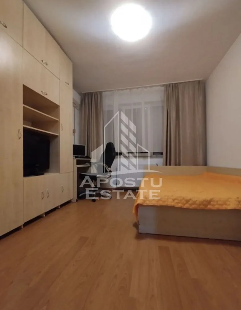 Garsonieră , de inchiriat , Zona Lipovei , Timisoara - Agentia imobiliara APOSTU ESTATE va propune spre inchiriere o garsoniera , spatiosa si luminosa, situat in zona Lipovei , o zona linistita si bine pozitionata din Timisoara, potrivit pentru cupluri,familii, sau studenti care isi doresc o locuinta unde sa se simta confortabil si cu acces facil catre scoli, statii de autobuz, supermarketuri , magazine de zona, parcuri.

Suprafata utila: 24mp
Compartimentare eficienta:
-Hol de acces generos
-Bucatarie complet mobilata si utilata
-Dormitor mobilat si utilat
-Baie prevazuta cu dus 

Confort si facilitati:
-Incalzirea apartamentului: centrala proprie a blocului 
-Apartamentul este complet mobilat si utilat de către proprietar 
Localizare:
-Timis,Timisoara, zona Lipovei – acces facil spre magazine, supermarketul Lidl, scoli, parcuri si mijloace de transport in comun.

Ideal pentru:
-Cupluri
-Studenti
Pret chirie lunara: 300 euro 
Programeaza o vizionare pentru a-ti putea imagina viitorul aici!
ID intern: CP3172404