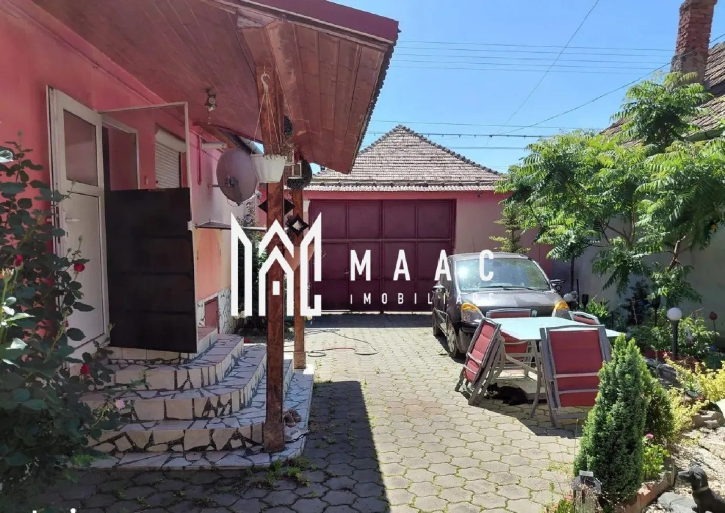 Casă individuală 4 camere | Șura Mare | 120 mp, teren 1.100 mp - Casă individuală de vânzare în Șura Mare, cu 4 camere, 120 mp utili și teren de 1.100 mp. O proprietate potrivită pentru o familie care își dorește spațiu, curte generoasă și intimitate aproape de Sibiu.

Detalii proprietate:
• Suprafață utilă: aproximativ 120 mp
• Suprafață construită: 160 mp
• Compartimentare: living cu bucătărie open-space, 3 dormitoare, baie
• Pivniță de aproximativ 30 mp
• Teren total: 1.100 mp
• Curte pavată și generoasă
• Terasă acoperită
• Bucătărie de vară
• Anexe și spații de depozitare
• Livadă și teren liber de aproximativ 600 mp

Context și amplasare:
Proprietatea este situată într-o zonă liniștită din Șura Mare, cu deschidere la o stradă secundară separată de accesul principal. Acest avantaj oferă flexibilitate pentru acces și pentru viitoare proiecte, într-o zonă aflată aproape de Sibiu.

Pentru detalii suplimentare și programarea unei vizionări, contactați-ne cu încredere. Cod anunț CP3161410.