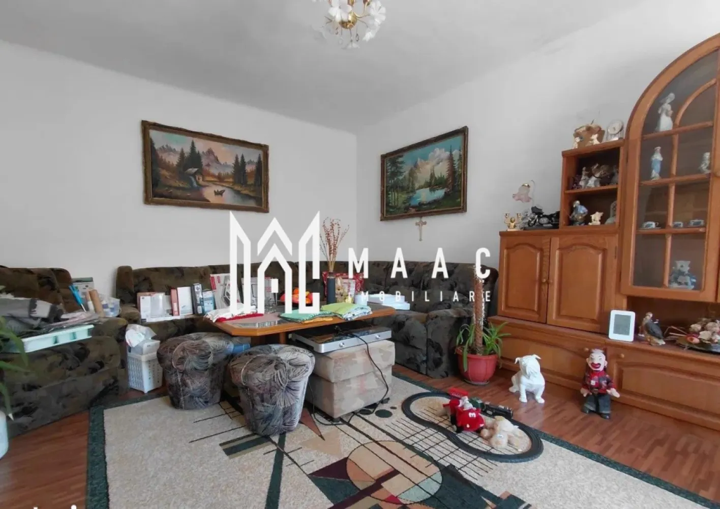 Casă individuală 4 camere | Șura Mare | 120 mp, teren 1.100 mp - Casă individuală de vânzare în Șura Mare, cu 4 camere, 120 mp utili și teren de 1.100 mp. O proprietate potrivită pentru o familie care își dorește spațiu, curte generoasă și intimitate aproape de Sibiu.

Detalii proprietate:
• Suprafață utilă: aproximativ 120 mp
• Suprafață construită: 160 mp
• Compartimentare: living cu bucătărie open-space, 3 dormitoare, baie
• Pivniță de aproximativ 30 mp
• Teren total: 1.100 mp
• Curte pavată și generoasă
• Terasă acoperită
• Bucătărie de vară
• Anexe și spații de depozitare
• Livadă și teren liber de aproximativ 600 mp

Context și amplasare:
Proprietatea este situată într-o zonă liniștită din Șura Mare, cu deschidere la o stradă secundară separată de accesul principal. Acest avantaj oferă flexibilitate pentru acces și pentru viitoare proiecte, într-o zonă aflată aproape de Sibiu.

Pentru detalii suplimentare și programarea unei vizionări, contactați-ne cu încredere. Cod anunț CP3161410.