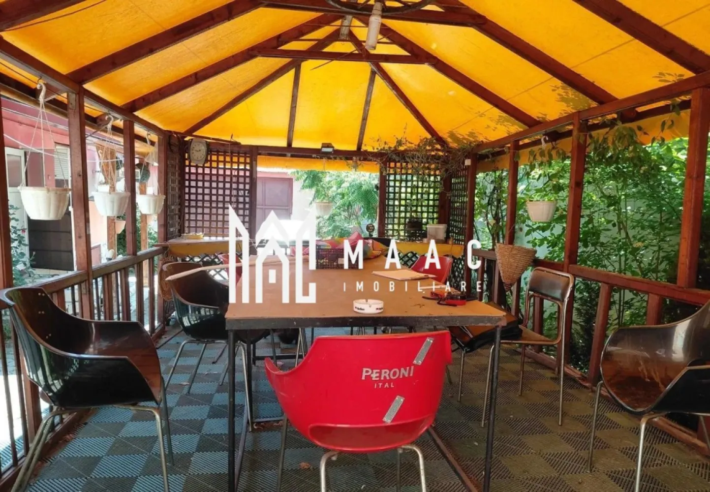 Casă individuală 4 camere | Șura Mare | 120 mp, teren 1.100 mp - Casă individuală de vânzare în Șura Mare, cu 4 camere, 120 mp utili și teren de 1.100 mp. O proprietate potrivită pentru o familie care își dorește spațiu, curte generoasă și intimitate aproape de Sibiu.

Detalii proprietate:
• Suprafață utilă: aproximativ 120 mp
• Suprafață construită: 160 mp
• Compartimentare: living cu bucătărie open-space, 3 dormitoare, baie
• Pivniță de aproximativ 30 mp
• Teren total: 1.100 mp
• Curte pavată și generoasă
• Terasă acoperită
• Bucătărie de vară
• Anexe și spații de depozitare
• Livadă și teren liber de aproximativ 600 mp

Context și amplasare:
Proprietatea este situată într-o zonă liniștită din Șura Mare, cu deschidere la o stradă secundară separată de accesul principal. Acest avantaj oferă flexibilitate pentru acces și pentru viitoare proiecte, într-o zonă aflată aproape de Sibiu.

Pentru detalii suplimentare și programarea unei vizionări, contactați-ne cu încredere. Cod anunț CP3161410.