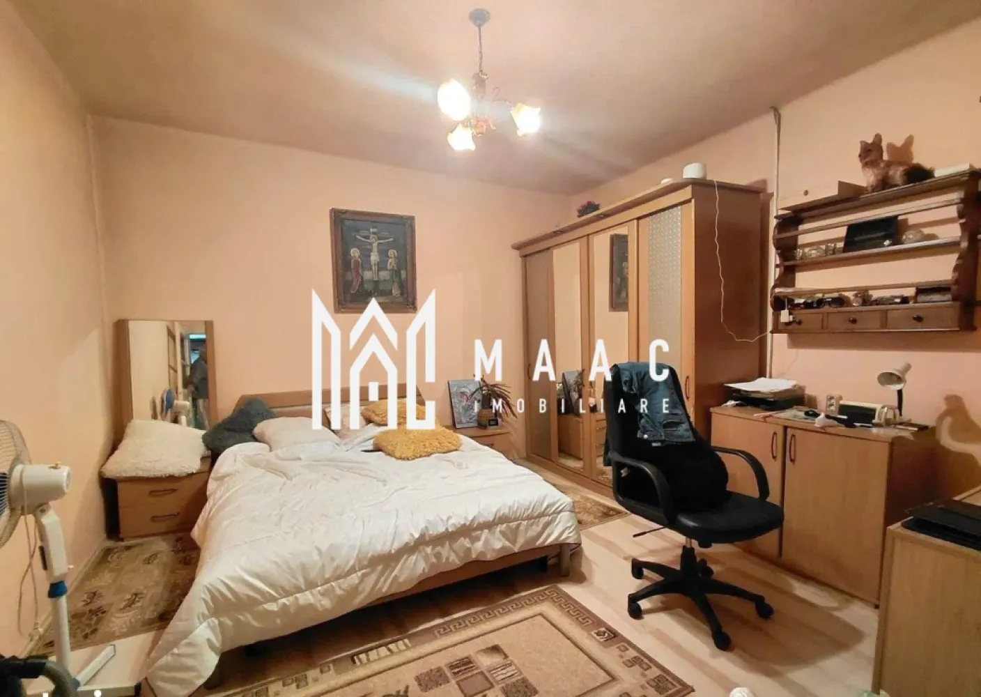 Casă individuală 4 camere | Șura Mare | 120 mp, teren 1.100 mp - Casă individuală de vânzare în Șura Mare, cu 4 camere, 120 mp utili și teren de 1.100 mp. O proprietate potrivită pentru o familie care își dorește spațiu, curte generoasă și intimitate aproape de Sibiu.

Detalii proprietate:
• Suprafață utilă: aproximativ 120 mp
• Suprafață construită: 160 mp
• Compartimentare: living cu bucătărie open-space, 3 dormitoare, baie
• Pivniță de aproximativ 30 mp
• Teren total: 1.100 mp
• Curte pavată și generoasă
• Terasă acoperită
• Bucătărie de vară
• Anexe și spații de depozitare
• Livadă și teren liber de aproximativ 600 mp

Context și amplasare:
Proprietatea este situată într-o zonă liniștită din Șura Mare, cu deschidere la o stradă secundară separată de accesul principal. Acest avantaj oferă flexibilitate pentru acces și pentru viitoare proiecte, într-o zonă aflată aproape de Sibiu.

Pentru detalii suplimentare și programarea unei vizionări, contactați-ne cu încredere. Cod anunț CP3161410.