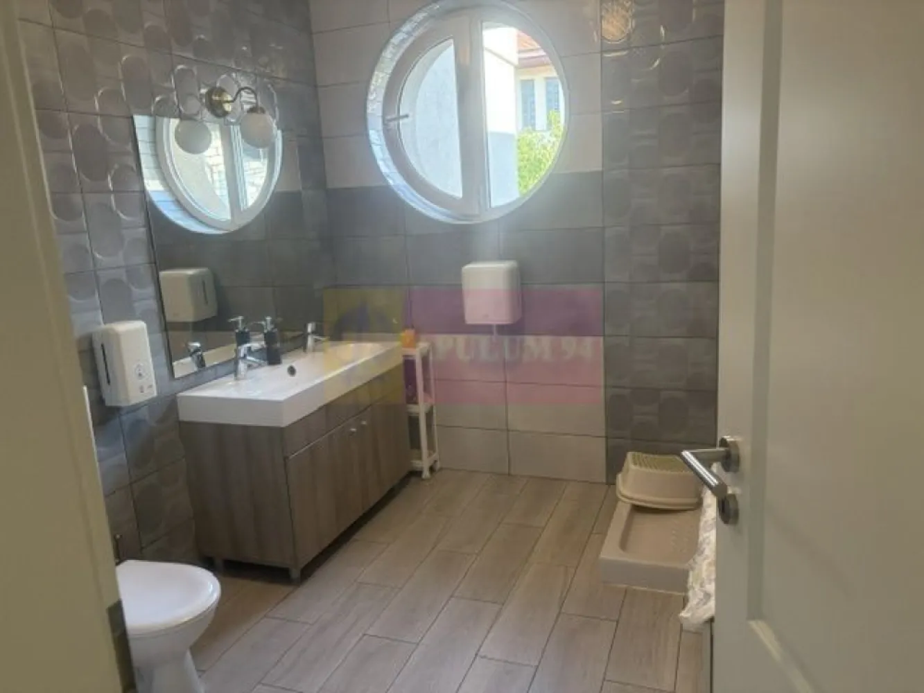 Vila D+P+1+M cu teren 446 mp Drumul Sarii. - Compania imobiliara Apulum 94 va propune spre inchiriere o vila D+P+1+M, situata pe un teren de 446 mp in zona Drumul Sarii- 13 Septembrie.
Vila este construita in 2001, din BCA, cu stalpi de beton si placi de beton intre nivele. 
Amprenta casei este de 150 mp, si are o compartimentare foarte buna cu spatii mari , generoase si luminoase. Beneficiaza de 10 camere, 6 grupuri sanitare, bucatarie, spatii pentru depozitare, 3 balcoane si 2 terase. 
Este pretabila pentru multe activitati liberale- gradinita particulara, clinica medicala, birouri, etc. 
Interiorul este in stare foarte buna, are incalzie prin pardoseala, geamuri termopan de foarte buna calitate care izoleaza foarte bine atat termic cat si fonic,obiecte sanitare de farte buna calitate, parchet, marmura, gresie, faianta. 
Proprietatea este pe persoana juridica. 
Pentru vizionare si mai multe detalii nu ezitati sa ma contactati pe nr 0733683446- Laura Ionescu.