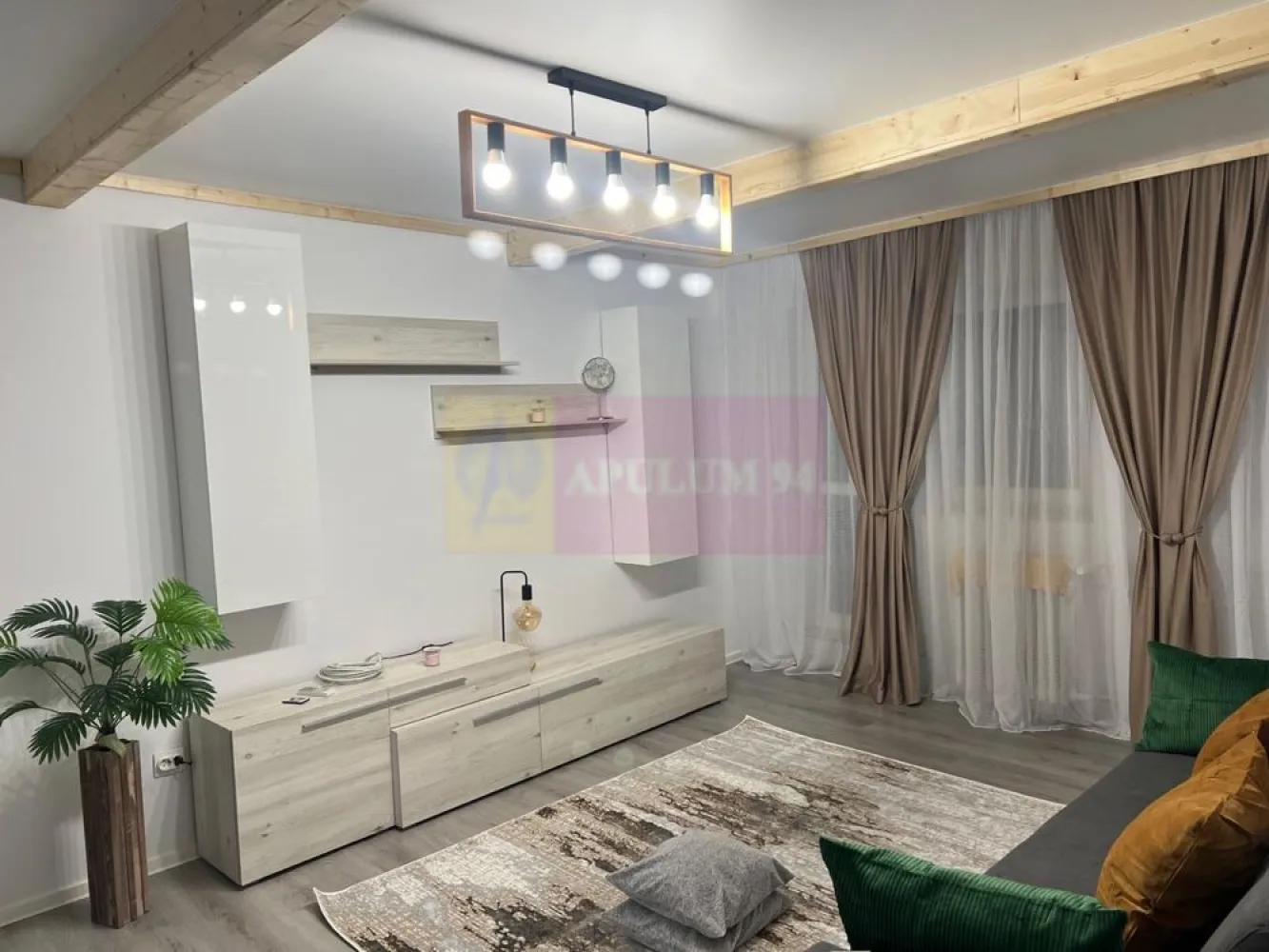 Apartament 2 camere complet mobilat, Tineretului -Vacaresti - Agentia Imobiliara Apulum 94, va propune spre vanzare

Apartament complet mobilat, cu loc de parcare inclus, la intrarea în Parcul Tineretului 

Apartament cochet, modern și luminos, situat într-una dintre cele mai căutate zone ale Bucureștiului – chiar la intrarea în Parcul Tineretului, în zona Lumea Copiilor.

Unul dintre cele mai mari avantaje ale proprietății este poziționarea excelentă: de la balcon aveți vedere directă către intrarea în parc, fiind locul ideal pentru plimbări, sport, relaxare și timp petrecut cu familia.

Avantaje principale:

 Loc de parcare de reședință inclus 
 Se vinde complet mobilat și utilat, exact ca în fotografii
 Mobilier modern și funcțional
 Dormitor spațios cu dressing generos
 Bucătărie complet echipată
 Baie cu finisaje în tonuri naturale. 
 Apartament luminos și bine întreținut
 Mutare imediată, fără investiții suplimentare

Localizare excelentă:

 • La câțiva pași de Parcul Tineretului și Lumea Copiilor
 • Acces rapid către metrou, mijloace de transport, școli, grădinițe și centre comerciale
 • Zonă verde, liniștită și foarte apreciată pentru calitatea vieții

Apartamentul reprezintă alegerea ideală atât pentru locuit, cât și pentru investiție, datorită amplasării excepționale lângă unul dintre cele mai frumoase parcuri din București.

Preț: 155.000 Euro (complet mobilat și cu loc de parcare inclus).