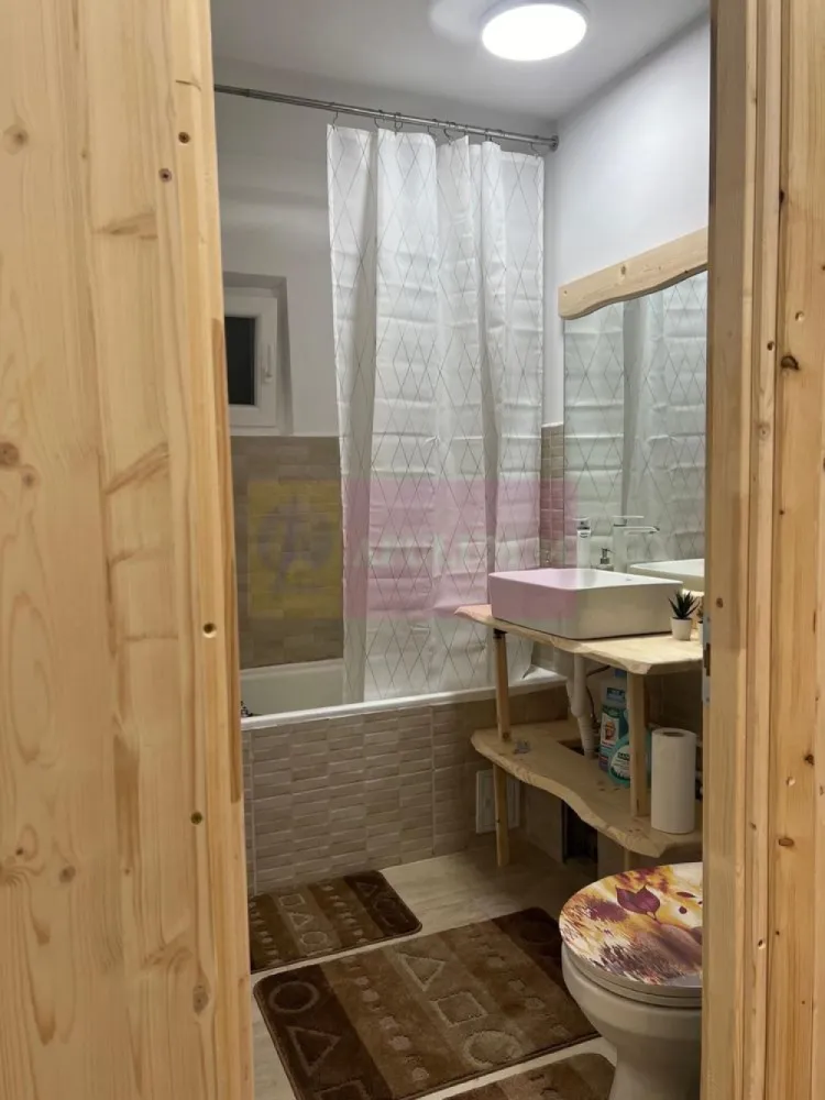 Apartament 2 camere complet mobilat, Tineretului -Vacaresti - Agentia Imobiliara Apulum 94, va propune spre vanzare

Apartament complet mobilat, cu loc de parcare inclus, la intrarea în Parcul Tineretului 

Apartament cochet, modern și luminos, situat într-una dintre cele mai căutate zone ale Bucureștiului – chiar la intrarea în Parcul Tineretului, în zona Lumea Copiilor.

Unul dintre cele mai mari avantaje ale proprietății este poziționarea excelentă: de la balcon aveți vedere directă către intrarea în parc, fiind locul ideal pentru plimbări, sport, relaxare și timp petrecut cu familia.

Avantaje principale:

 Loc de parcare de reședință inclus 
 Se vinde complet mobilat și utilat, exact ca în fotografii
 Mobilier modern și funcțional
 Dormitor spațios cu dressing generos
 Bucătărie complet echipată
 Baie cu finisaje în tonuri naturale. 
 Apartament luminos și bine întreținut
 Mutare imediată, fără investiții suplimentare

Localizare excelentă:

 • La câțiva pași de Parcul Tineretului și Lumea Copiilor
 • Acces rapid către metrou, mijloace de transport, școli, grădinițe și centre comerciale
 • Zonă verde, liniștită și foarte apreciată pentru calitatea vieții

Apartamentul reprezintă alegerea ideală atât pentru locuit, cât și pentru investiție, datorită amplasării excepționale lângă unul dintre cele mai frumoase parcuri din București.

Preț: 155.000 Euro (complet mobilat și cu loc de parcare inclus).