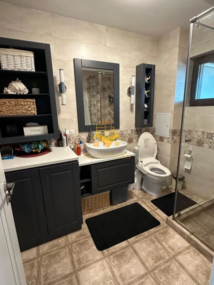 3 camere, 2 bai, 2 parcari, Europa Zona Eugen Ionesco, Pet Friendly - GOLDNESS Imobiliare vă propune spre închiriere un apartament cu 3 camere complet mobilat și utilat, la etajul 1 într-un imobil de 3 etaje, în Cartierul Europa.
Dispune de 2 locuri de parcare incluse in pret!
Se află în apropierea stațiilor de transport în comun, magazine, restaurante, spații verzi, farmacii, etc. 

Apartamentul este compartimentat astfel:
 - dormitor cu pat matrimonial, dressing, noptiere
 - dormitor cu pat, dressing si spatiu pentru depozitare
 - living cu canapea extensibila, spatiu pentru depozitare, masuta pentru cafea, TV
 - bucatarie complet mobilata, utilata, loc de luat masa
 - baie cu cabina de dus, calorifer port prosop și dulap pentru depozitare.
 - baie de serviciu
 - balcon de 7 mp.

Imobilul este dotat cu toate cele necesare- centrală proprie, frigider, aragaz, hotă, mașină de spălat haine, etc. 

Dacă sunteți interesați de acest apartament și doriți să îl vizionați, dar și pentru alte oferte nu ezitați să ne contactați telefonic sau prin e-mail. Vă stăm la dispoziție!

Pentru intermediere se percepe un comision de 50% din prețul chiriei!