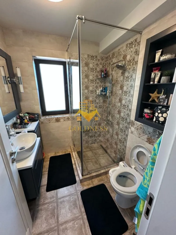 3 camere, 2 bai, 2 parcari, Europa Zona Eugen Ionesco, Pet Friendly - GOLDNESS Imobiliare vă propune spre închiriere un apartament cu 3 camere complet mobilat și utilat, la etajul 1 într-un imobil de 3 etaje, în Cartierul Europa.
Dispune de 2 locuri de parcare incluse in pret!
Se află în apropierea stațiilor de transport în comun, magazine, restaurante, spații verzi, farmacii, etc. 

Apartamentul este compartimentat astfel:
 - dormitor cu pat matrimonial, dressing, noptiere
 - dormitor cu pat, dressing si spatiu pentru depozitare
 - living cu canapea extensibila, spatiu pentru depozitare, masuta pentru cafea, TV
 - bucatarie complet mobilata, utilata, loc de luat masa
 - baie cu cabina de dus, calorifer port prosop și dulap pentru depozitare.
 - baie de serviciu
 - balcon de 7 mp.

Imobilul este dotat cu toate cele necesare- centrală proprie, frigider, aragaz, hotă, mașină de spălat haine, etc. 

Dacă sunteți interesați de acest apartament și doriți să îl vizionați, dar și pentru alte oferte nu ezitați să ne contactați telefonic sau prin e-mail. Vă stăm la dispoziție!

Pentru intermediere se percepe un comision de 50% din prețul chiriei!