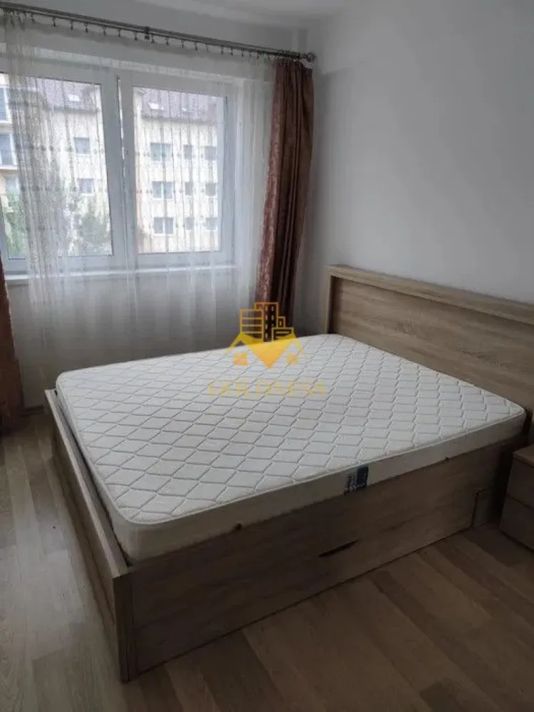 2 camere, Intre Lacuri, Zona Iulius Mall, FSEGA, Parcare, UAD, MOL - GOLDNESS Imobiliare vă propune spre închiriere un apartament cu   2 camere semidecomandate, complet mobilat și utilat, la etajul  1 într-un imobil de  3 etaje, cu lift, in Cartierul Între Lacuri.
Se poate inchiria un loc de parcae contracost-aprox 20e/luna!
Se află în apropierea stațiilor de transport în comun, magazine, restaurante, spații verzi, farmacii, etc. 
 Apartamentul este compartimentat astfel:
 - dormitor cu pat matrimonial, dressing, noptiere
 - living (camera de trecere) cu canapea extensibilă, TV,măsută pentru cafea
 - bucatarie complet utilată și mobilată ,loc de servit masa 
- baie cu cadă, calorifer port prosop și dulap pentru depozitare.
 - balcon 5 mp.

Imobilul este dotat cu toate cele necesare- centrală proprie, frigider, aragaz, hotă, mașină de spălat haine,   etc. 
Dacă sunteți interesați de acest apartament și doriți să îl vizionați, dar și pentru alte oferte nu ezitați să ne contactați telefonic sau prin e-mail. Vă stăm la dispoziție!
Pentru intermediere se percepe un comision de 50% din prețul chiriei!