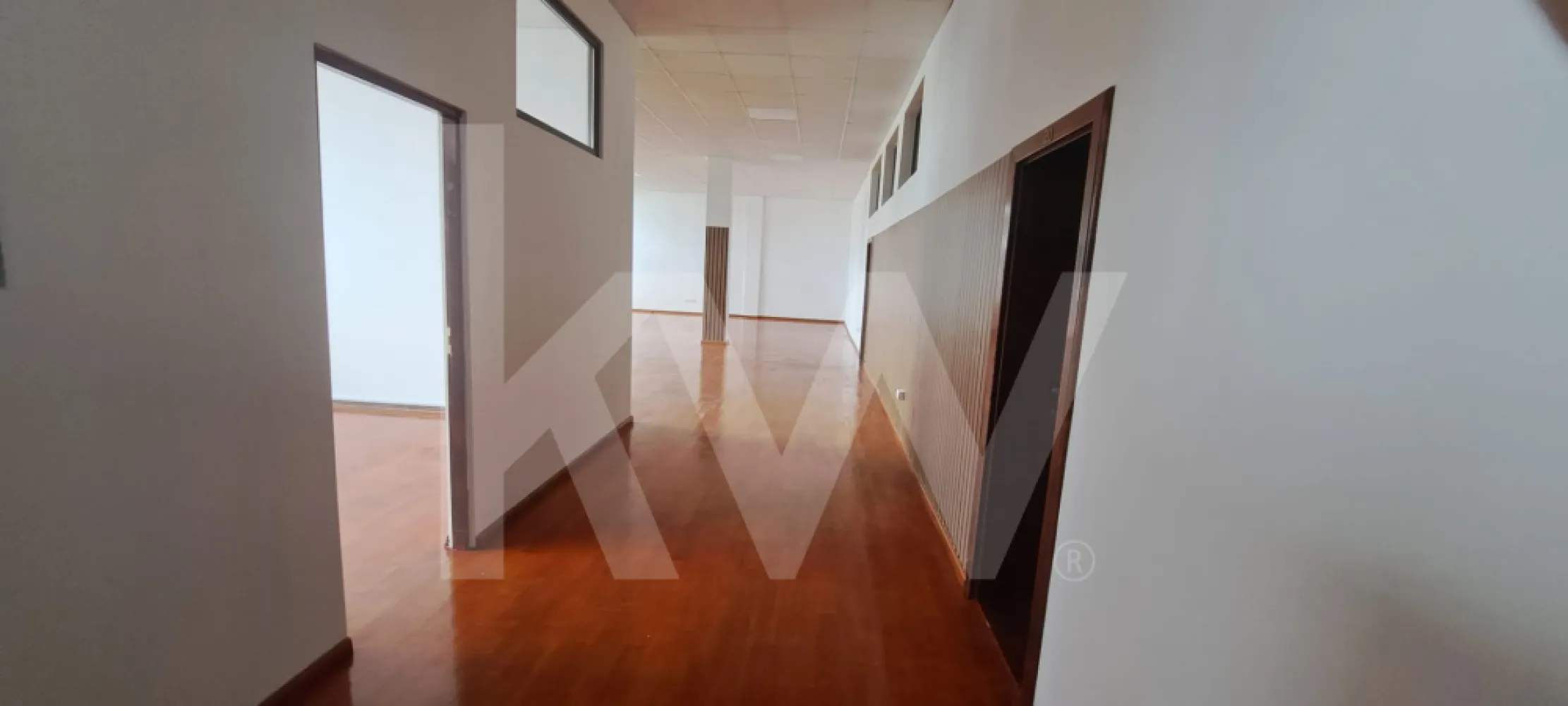De Închiriat ,spațiu comercial/birouri – parter, acces stradal direct - De Închiriat: Spațiu Comercial/Birouri – Parter, acces stradal direct

Vă oferim spre închiriere un spațiu versatil și luminos, situat la parterul unei clădiri moderne de birouri, cu acces direct din strada principală. Datorită compartimentării inteligente și a vizibilității excelente, locația este ideală pentru: sediu de firmă, showroom, clinică medicală / stomatologică sau activități comerciale.

Spațiul este deosebit de generos și este configurat astfel încât să răspundă celor mai exigente cerințe de business:

Birou de primire: O primă încăpere ideală pentru recepție, secretariat sau birou managerial.

Open space spectaculos (128 mp): O zonă vastă și luminoasă, dotată cu geamuri mari )  perfectă pentru showroom, stații de lucru sau sală de tratament.

Zonă administrativă: Două încăperi suplimentare, pretabile excelent pentru bucătărie/oficiu și zonă de depozitare/arhivă.

Acces la grup sanitar (baie) complet utilat.

Intrare complet separată, asigurând independență și flux privat pentru clienți și angajați.

Confort termic total: Sistem propriu de încălzire și răcire (climatizare), optim pentru controlul costurilor și un mediu de lucru plăcut tot anul.

Locuri de parcare: 3 locuri de parcare incluse, un avantaj major pentru zona centrală/de birouri.

Vizibilitate maximă: Accesul direct din strada principală garantează un flux pietonal și auto crescut, oferind o imagine excelentă afacerii dumneavoastră.

 Contactați-ne pentru mai multe detalii și pentru a programa o vizionare! Locația perfectă pentru următorul nivel al afacerii dumneavoastră vă așteaptă.