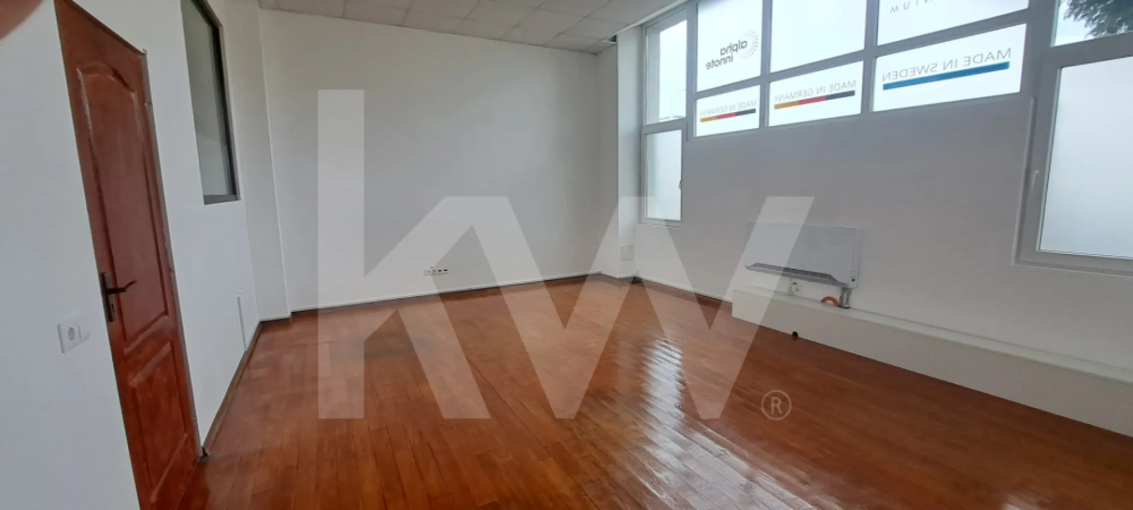 De Închiriat ,spațiu comercial/birouri – parter, acces stradal direct - De Închiriat: Spațiu Comercial/Birouri – Parter, acces stradal direct

Vă oferim spre închiriere un spațiu versatil și luminos, situat la parterul unei clădiri moderne de birouri, cu acces direct din strada principală. Datorită compartimentării inteligente și a vizibilității excelente, locația este ideală pentru: sediu de firmă, showroom, clinică medicală / stomatologică sau activități comerciale.

Spațiul este deosebit de generos și este configurat astfel încât să răspundă celor mai exigente cerințe de business:

Birou de primire: O primă încăpere ideală pentru recepție, secretariat sau birou managerial.

Open space spectaculos (128 mp): O zonă vastă și luminoasă, dotată cu geamuri mari )  perfectă pentru showroom, stații de lucru sau sală de tratament.

Zonă administrativă: Două încăperi suplimentare, pretabile excelent pentru bucătărie/oficiu și zonă de depozitare/arhivă.

Acces la grup sanitar (baie) complet utilat.

Intrare complet separată, asigurând independență și flux privat pentru clienți și angajați.

Confort termic total: Sistem propriu de încălzire și răcire (climatizare), optim pentru controlul costurilor și un mediu de lucru plăcut tot anul.

Locuri de parcare: 3 locuri de parcare incluse, un avantaj major pentru zona centrală/de birouri.

Vizibilitate maximă: Accesul direct din strada principală garantează un flux pietonal și auto crescut, oferind o imagine excelentă afacerii dumneavoastră.

 Contactați-ne pentru mai multe detalii și pentru a programa o vizionare! Locația perfectă pentru următorul nivel al afacerii dumneavoastră vă așteaptă.