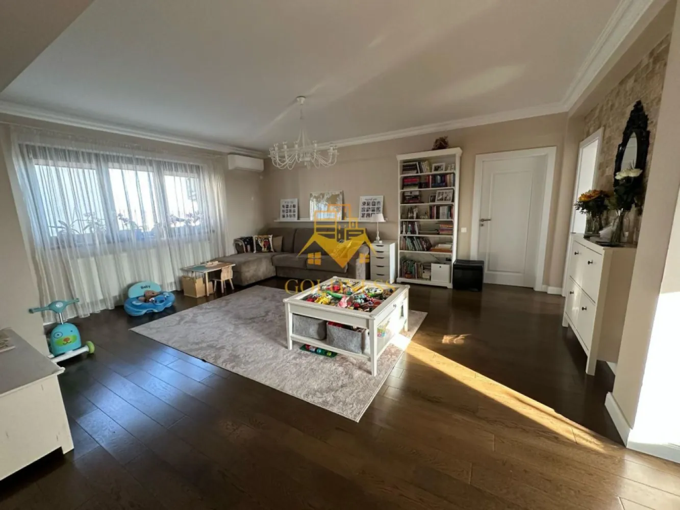 3 camere, 2 bai, 2 parcari, Europa Zona Eugen Ionesco, Pet Friendly - GOLDNESS Imobiliare vă propune spre închiriere un apartament cu 3 camere complet mobilat și utilat, la etajul 1 într-un imobil de 3 etaje, în Cartierul Europa.
Dispune de 2 locuri de parcare incluse in pret!
Se află în apropierea stațiilor de transport în comun, magazine, restaurante, spații verzi, farmacii, etc. 

Apartamentul este compartimentat astfel:
 - dormitor cu pat matrimonial, dressing, noptiere
 - dormitor cu pat, dressing si spatiu pentru depozitare
 - living cu canapea extensibila, spatiu pentru depozitare, masuta pentru cafea, TV
 - bucatarie complet mobilata, utilata, loc de luat masa
 - baie cu cabina de dus, calorifer port prosop și dulap pentru depozitare.
 - baie de serviciu
 - balcon de 7 mp.

Imobilul este dotat cu toate cele necesare- centrală proprie, frigider, aragaz, hotă, mașină de spălat haine, etc. 

Dacă sunteți interesați de acest apartament și doriți să îl vizionați, dar și pentru alte oferte nu ezitați să ne contactați telefonic sau prin e-mail. Vă stăm la dispoziție!

Pentru intermediere se percepe un comision de 50% din prețul chiriei!