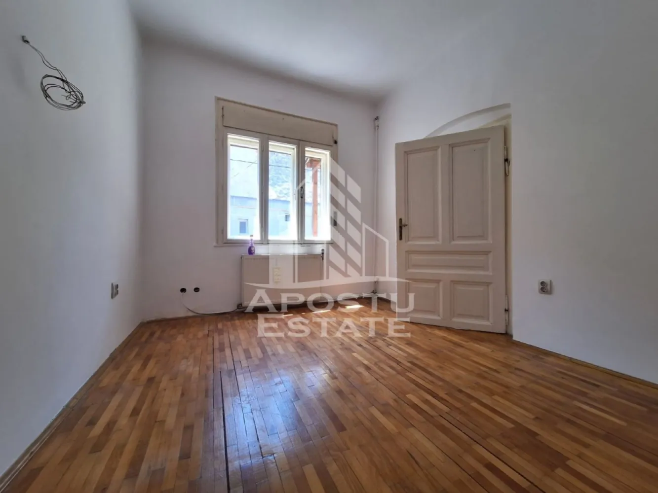 Spatiu de birou sau apartament cu 3 camere, 85 mp utili, Boul Rosu - Apostu Estate va propune spre inchiriere un spațiu de birou sau un apartament de locuit situat într-o zonă excelentă a orașului, această proprietate din zona Boul Roșu este alegerea ideală! 
Cu o suprafață utilă de 85 mp, spațiul dispune de 3 camere generoase, luminoase și bine compartimentate, perfecte pentru activități de birou, showroom sau alte funcțiuni comerciale.

Imobilul este situat într-o curte interioară liniștită, oferind intimitate și un cadru plăcut de lucru. 
Pe lângă spațiul principal, chiriașii au la dispoziție, la cerere, și o mansardă practică, precum și o pivniță – ideale pentru depozitare sau extinderea activității.

Locația este una dintre cele mai căutate din oraș – în apropiere se află magazine, bănci, școli, precum și malul Mureșului, perfect pentru pauze de relaxare sau întâlniri în aer liber.

Detalii principale:

85 mp utili

3 camere spațioase și luminoase

Mansardă și pivniță disponibile

Situat într-o curte interioară

Zonă centrală – Boul Roșu

Acces facil către puncte de interes

Ideal pentru: firme, cabinete, agenții, ateliere creative, showroom-uri sau activități comerciale diverse.

Pentru mai multe informații sau programarea unei vizionări, nu ezitați să ne contactați!

ID CP2564719
