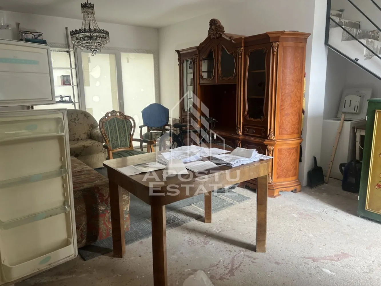Duplex cu 3 camere P+E, in Sacalaz - Apostu Estate vă propune spre vânzare un duplex parțial finisat, situat în Săcălaz, într-o zonă liniștită, cu acces direct de la drum asfaltat, ideal pentru o familie care caută confort, spațiu și posibilitatea de personalizare.

 Detalii generale:
* Suprafață utilă: 63 mp
* Regim de înălțime: Parter + Etaj
* Suprafață teren: 257 mp
* Utilități: Apă, gaz, curent – branșamente finalizate
* Se vinde parțial finisat
* Se vinde cu tot ce este în interior.

 Compartimentare:
Parter:
* Living spațios cu bucătărie open-space
 * baie de servici
* 2 aparate de aer condiționat instalate

 Etaj:
* dormitoar 1
* dormitoru 2 cu iesire la balcon
* 1 baie cu cada 

Va asteptam la vizionare!
ID Intern: CP2564670!