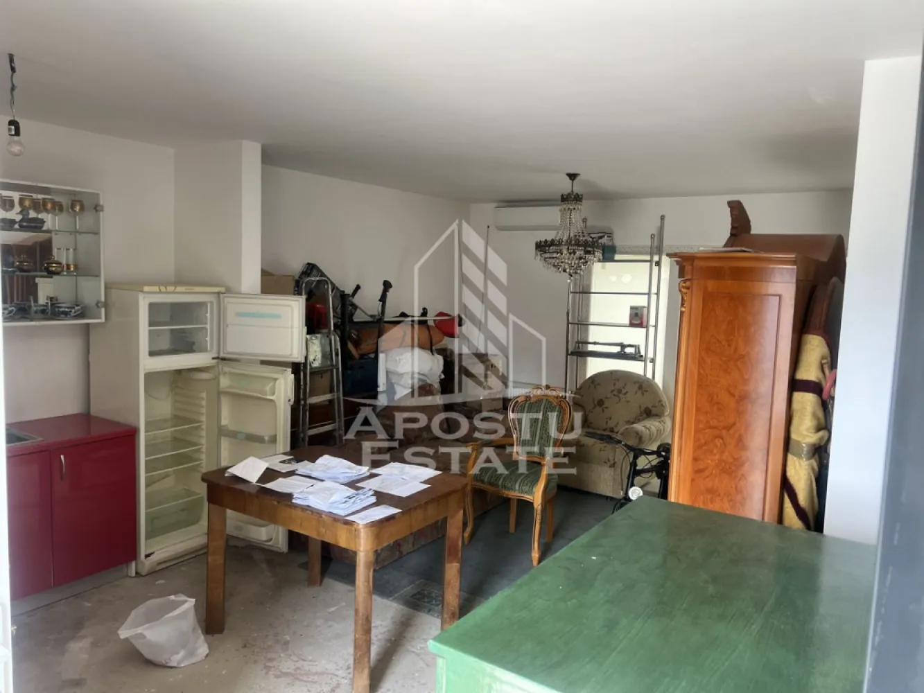 Duplex cu 3 camere P+E, in Sacalaz - Apostu Estate vă propune spre vânzare un duplex parțial finisat, situat în Săcălaz, într-o zonă liniștită, cu acces direct de la drum asfaltat, ideal pentru o familie care caută confort, spațiu și posibilitatea de personalizare.

 Detalii generale:
* Suprafață utilă: 63 mp
* Regim de înălțime: Parter + Etaj
* Suprafață teren: 257 mp
* Utilități: Apă, gaz, curent – branșamente finalizate
* Se vinde parțial finisat
* Se vinde cu tot ce este în interior.

 Compartimentare:
Parter:
* Living spațios cu bucătărie open-space
 * baie de servici
* 2 aparate de aer condiționat instalate

 Etaj:
* dormitoar 1
* dormitoru 2 cu iesire la balcon
* 1 baie cu cada 

Va asteptam la vizionare!
ID Intern: CP2564670!