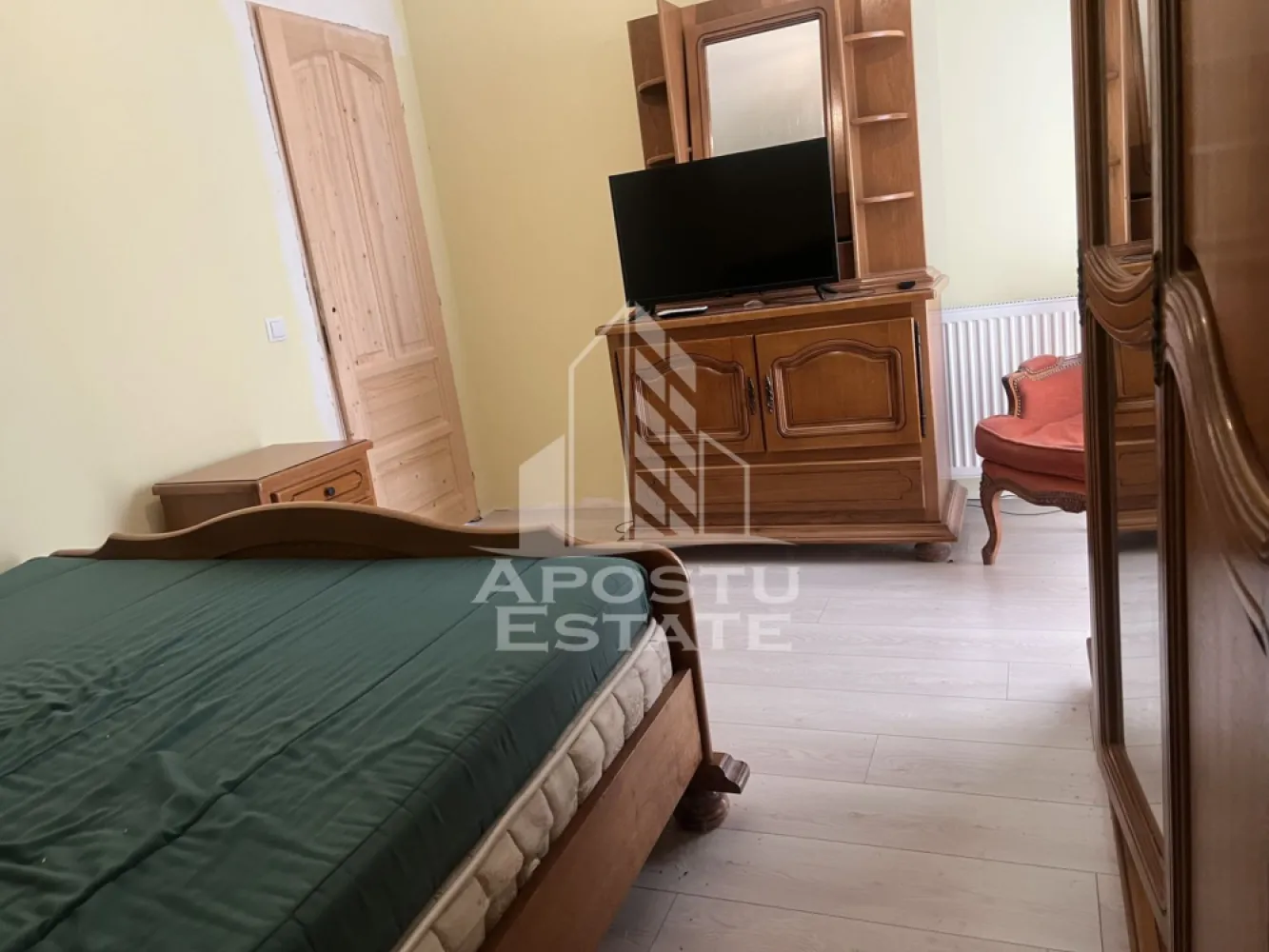 Duplex cu 3 camere P+E, in Sacalaz - Apostu Estate vă propune spre vânzare un duplex parțial finisat, situat în Săcălaz, într-o zonă liniștită, cu acces direct de la drum asfaltat, ideal pentru o familie care caută confort, spațiu și posibilitatea de personalizare.

 Detalii generale:
* Suprafață utilă: 63 mp
* Regim de înălțime: Parter + Etaj
* Suprafață teren: 257 mp
* Utilități: Apă, gaz, curent – branșamente finalizate
* Se vinde parțial finisat
* Se vinde cu tot ce este în interior.

 Compartimentare:
Parter:
* Living spațios cu bucătărie open-space
 * baie de servici
* 2 aparate de aer condiționat instalate

 Etaj:
* dormitoar 1
* dormitoru 2 cu iesire la balcon
* 1 baie cu cada 

Va asteptam la vizionare!
ID Intern: CP2564670!