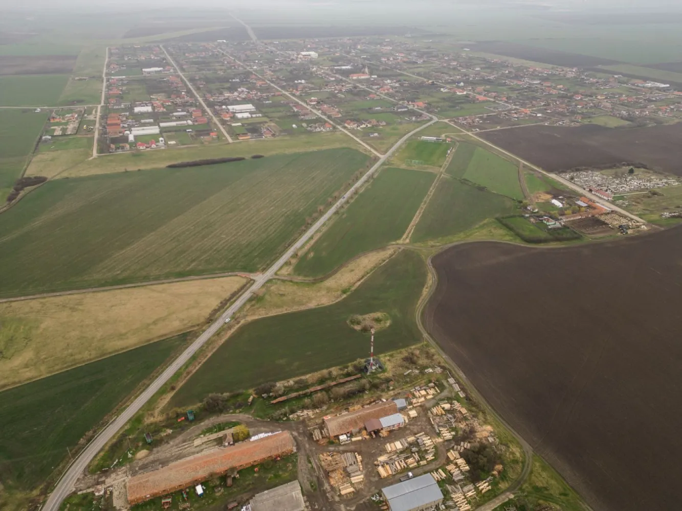 Teren construibil de investiţii în Caporal Alexa - Property Lab vă propune o oportunitate de a investi pe un teren construibil de 7000 mp situat în Caporal Anexa, la ieşirea spre Sântana, lângă terenul de fotbal, la o intersecţie a două străzi asfaltate cu reţele de apă şi de electricitate.
Terenul este perfect pentru destinaţie comercială, de servicii sau industrială nepoluantă.
La doar 20 euro/mp, puteţi beneficia de această ocazie de a investi inteligent.
Pentru alte informaţii sau pentru o vizionare asistată, contactaţi-ne.
Emanuel Ghereben – consultant imobiliar
Tel: 0755 814 751 – e.mail: emanuel.ghereben@propertylab.ro
sau
Victor Nedelcu – consultant imobiliar
Tel: 0744 772 772 – e.mail: victor.nedelcu@propertylab.ro

CP 2564612