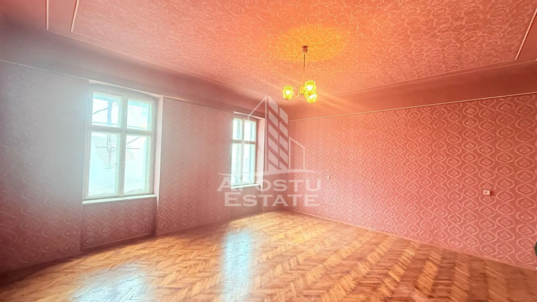 Apartament 3 camere, in Piata Maria, cladire in curs de reabilitare - Apostu Estate oferă spre vânzare un apartament spațios, situat într-o zonă ultracentrală, ideal pentru personalizare după propriul gust.

Proprietatea se află la doar câteva minute de centrul orașului, într-o clădire istorică aflată în curs de reabilitare – în prezent se execută lucrări la fațadă, ceea ce va aduce un plus de valoare estetică și funcțională imobilului.

Apartamentul dispune de o suprafață generoasă de 104 mp utili și este compartimentat astfel: antreu spațios, trei camere mari, bucătărie, baie, WC de serviciu și cămară pentru alimente. Această compartimentare oferă un ambient confortabil, cu numeroase posibilități de amenajare.

În plus, beneficiază de o boxă amenajată la demisol, cu o suprafață de 9,36 mp, perfectă pentru depozitare.

Situat la etajul 2 din 2, apartamentul are avantajul unui acces facil, iar acoperișul clădirii a fost complet reabilitat, asigurând o bună izolație și confort termic.

Zona Piata Maria este un punct forte al acestei proprietăți, oferind acces rapid la mijloace de transport în comun și la principalele puncte de interes ale orașului. Este alegerea ideală pentru cei care își doresc o locuință bine poziționată, spațioasă și adaptabilă propriilor nevoi.

Nu rata ocazia de a transforma acest spațiu într-un cămin ideal sau într-o investiție sigură!
Contactează-ne pentru mai multe informații și pentru a programa o vizionare.