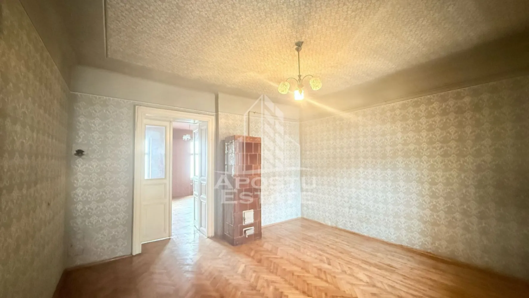Apartament 3 camere, in Piata Maria, cladire in curs de reabilitare - Apostu Estate oferă spre vânzare un apartament spațios, situat într-o zonă ultracentrală, ideal pentru personalizare după propriul gust.

Proprietatea se află la doar câteva minute de centrul orașului, într-o clădire istorică aflată în curs de reabilitare – în prezent se execută lucrări la fațadă, ceea ce va aduce un plus de valoare estetică și funcțională imobilului.

Apartamentul dispune de o suprafață generoasă de 104 mp utili și este compartimentat astfel: antreu spațios, trei camere mari, bucătărie, baie, WC de serviciu și cămară pentru alimente. Această compartimentare oferă un ambient confortabil, cu numeroase posibilități de amenajare.

În plus, beneficiază de o boxă amenajată la demisol, cu o suprafață de 9,36 mp, perfectă pentru depozitare.

Situat la etajul 2 din 2, apartamentul are avantajul unui acces facil, iar acoperișul clădirii a fost complet reabilitat, asigurând o bună izolație și confort termic.

Zona Piata Maria este un punct forte al acestei proprietăți, oferind acces rapid la mijloace de transport în comun și la principalele puncte de interes ale orașului. Este alegerea ideală pentru cei care își doresc o locuință bine poziționată, spațioasă și adaptabilă propriilor nevoi.

Nu rata ocazia de a transforma acest spațiu într-un cămin ideal sau într-o investiție sigură!
Contactează-ne pentru mai multe informații și pentru a programa o vizionare.