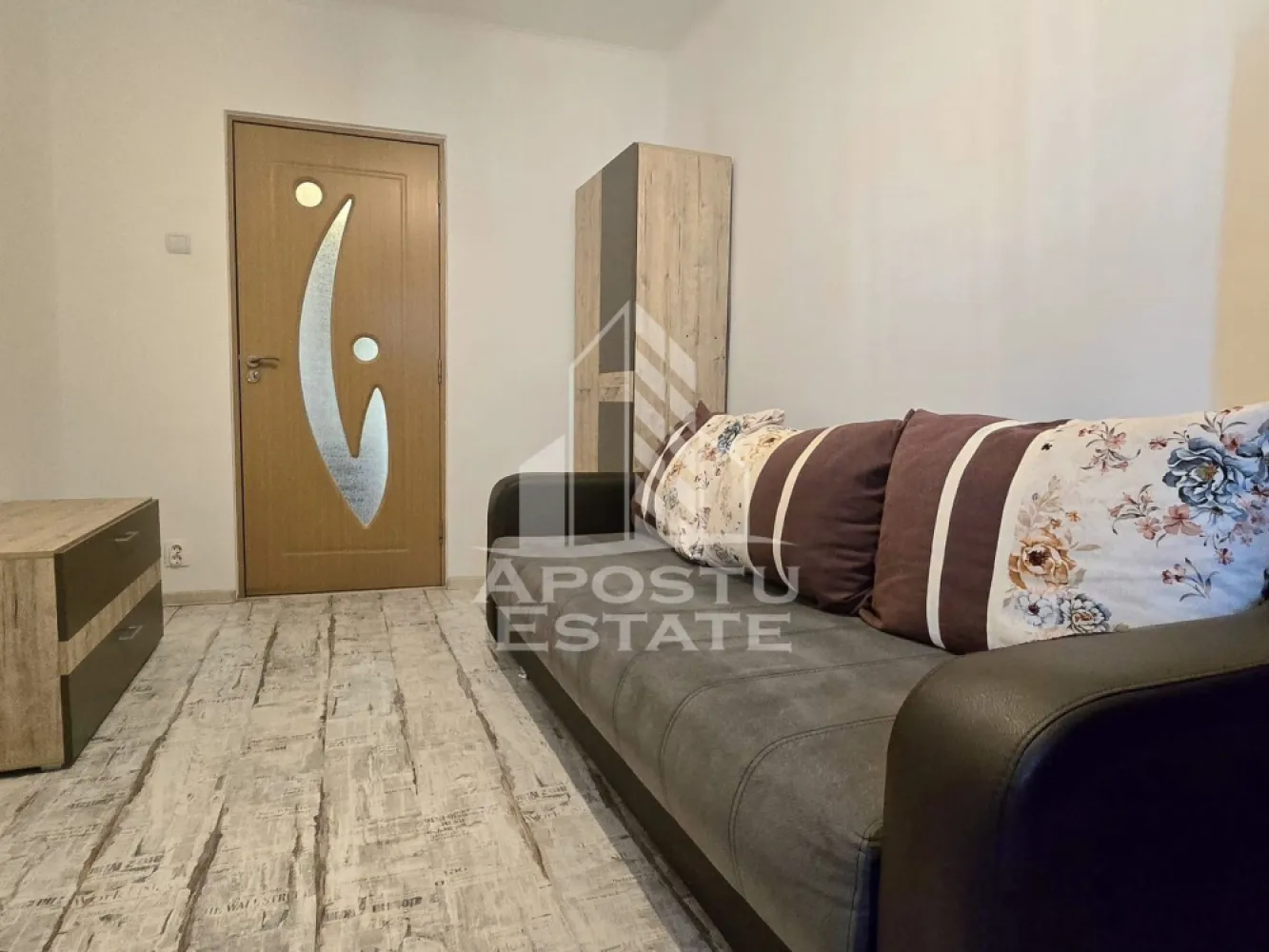Apartament 3 camere Aurel Vlaicu - Apostu Estate va propune spre inchiriere un apartament cu 3 camere, situat in cartierul Vlaicu, Arad. Acesta se afla la etajul 5 din 10 intr-un bloc curat, cu acces rapid la mijloace de transport, magazine si alte facilitati.

Apartamentul are o suprafata utila de 61 mp, este complet decomandat si se compune din living, doua dormitoare, bucatarie separata, baie si hol. Se inchiriaza complet mobilat si utilat, fiind dotat cu aragaz, frigider, masina de spalat, TV, cuptor cu microunde . Incalzirea este asigurata prin sistemul centralizat CET, costuri mici. 

Chiria lunara este de 370 euro, iar garantia solicitata este echivalentul a doua luni de chirie..
 Nu se accepta animale de companie.

Pentru mai multe detalii sau pentru a programa o vizionare, va stam cu drag la dispozitie!
CP:2563438