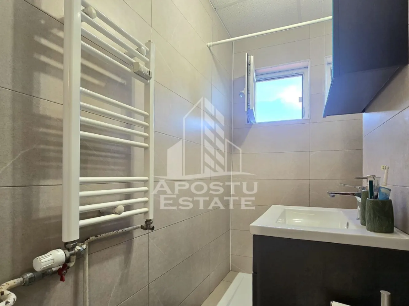 Apartament 3 camere Aurel Vlaicu - Apostu Estate va propune spre inchiriere un apartament cu 3 camere, situat in cartierul Vlaicu, Arad. Acesta se afla la etajul 5 din 10 intr-un bloc curat, cu acces rapid la mijloace de transport, magazine si alte facilitati.

Apartamentul are o suprafata utila de 61 mp, este complet decomandat si se compune din living, doua dormitoare, bucatarie separata, baie si hol. Se inchiriaza complet mobilat si utilat, fiind dotat cu aragaz, frigider, masina de spalat, TV, cuptor cu microunde . Incalzirea este asigurata prin sistemul centralizat CET, costuri mici. 

Chiria lunara este de 370 euro, iar garantia solicitata este echivalentul a doua luni de chirie..
 Nu se accepta animale de companie.

Pentru mai multe detalii sau pentru a programa o vizionare, va stam cu drag la dispozitie!
CP:2563438