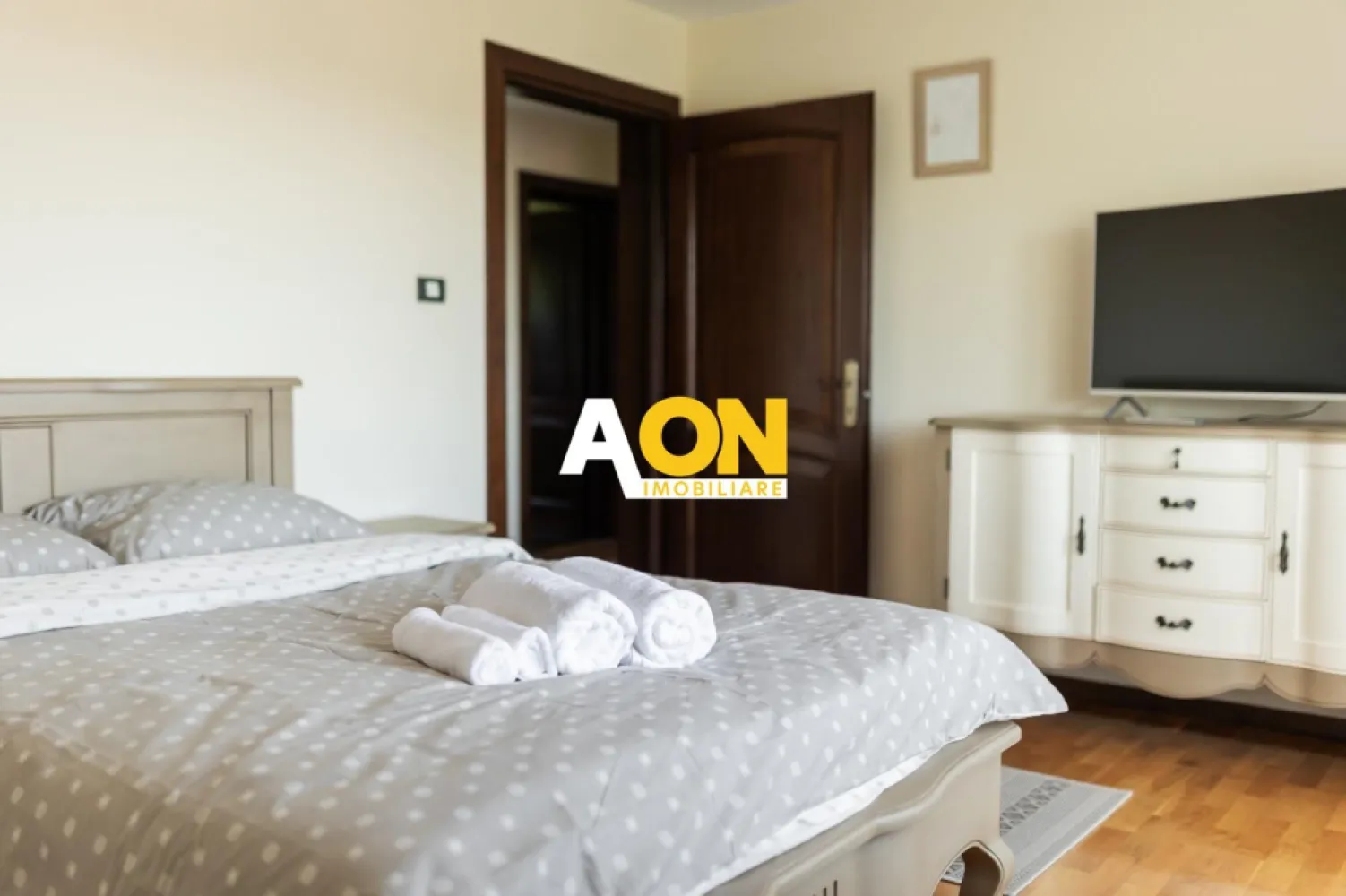 Casa 5 Camere, 2 Bai, 1900 mp Teren, Zona Oarda - AON Imobiliare vă propune o oportunitate rară: o casă construită cu grijă și atenție la cele mai mici detalii, gândită inițial pentru uz personal, nu pentru vânzare. Această proprietate remarcabilă este complet mobilată, perfect întreținută și pregătită să devină căminul vostru ideal. Totul este funcțional și în stare impecabilă – fără daune, fără reparații necesare.

📍 Locație: Oarda de Sus – la doar 15 minute de Alba Iulia. Proprietatea se află într-o zonă foarte liniștită, în apropierea pădurii, oferind intimitate, aer curat și un cadru natural deosebit, perfect pentru relaxare.

🏡 Detalii generale:
Teren: 1.887 mp

Amprentă la sol: 157 mp

Suprafață desfășurată: 379 mp

Structură: Subsol + Parter + Etaj + Pod

An construcție: 2011

Materiale: Cărămidă Porotherm (40 cm), acoperiș Bramac

Mobilier: Realizat integral din lemn masiv

⚙️ Dotări și utilități:
Racordări: Apă, gaz, curent, fosă septică

Bucătărie modernă: Complet utilată, inclusiv mașină de spălat vase

Dormitoare: 4 camere spațioase

Băi: 2 – dotate cu duș și cadă cu hidromasaj

Spații exterioare: Terasă acoperită (~30 mp), 2 balcoane

Încălzire: Centrală pe gaz + sobă de teracotă

Ferestre: Termopan Salamander, culoare maro

Garaj: Încălzit, cu ușă automată Hormann + parcare în curte

🌳 Exterior:
Foișor cu grill – ideal pentru mese în aer liber, cu spațiu pentru lemne

Zonă de relaxare – ciubăr/jacuzzi din fibră de sticlă

Căsuță de grădină – cu bazin de colectare a apei pluviale (30 m³)

Gard: Beton spre stradă, lemn pe laterale

Grădină: Cu pomi și plante fructifere deja pe rod

🗺️ Compartimentare interioară:
Parter: Bucătărie cu acces spre terasă, living generos, baie completă

Etaj intermediar: Cameră/dormitor situat deasupra garajului

Etaj: Hol, 3 dormitoare, baie completă

Pod: Podit, accesibil din holul etajului, ideal pentru depozitare

Această casă este perfectă pentru cei care caută un spațiu liniștit, confortabil și complet echipat, situat într-un peisaj natural superb, dar totodată aproape de oraș.

📞 Nu ratați șansa de a descoperi această proprietate specială! Contactați-ne pentru detalii sau pentru a programa o vizionare.

AON Imobiliare – partenerul tău de încredere în drumul spre casa visurilor tale.
ID intern: CP2089953