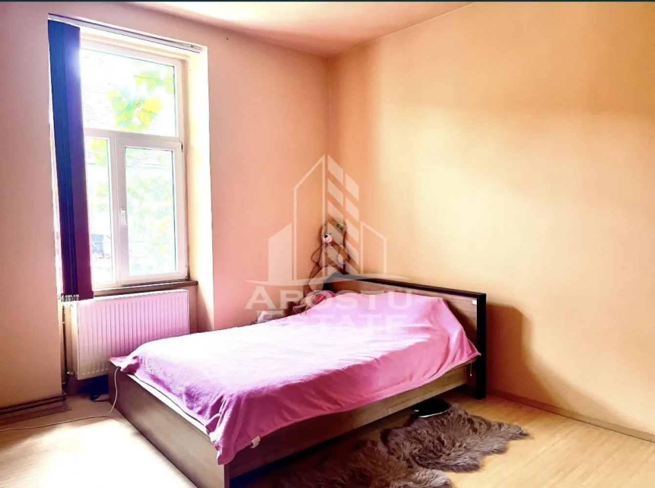 Apartament 2 camere de vanzare zona Traian Timisoara - Agentia imobiliara APOSTU ESTATE va propune spre vanzare un apartament cu 2 camere, situat in zona Traian din Timisoara, judetul Timis. 
Apartamentul este amplasat la etajul 1 intr-un imobil cu un etaj si curte interioara comuna. 
Curtea beneficiaza de acces auto, iar apartamentul dispune de un loc de parcare propriu in curte. 
Confortul termic se realizeaza prin intermediul centralei proprii pe gaz si al aparatului de aer conditionat. 
Apartamentul are si 2 boxe pentru depozitare la subsolul cladirii inscrise in cartea funciara si pentru extra depozitare se poate folosi si podul cladirii. 

Cu o suprafata utila de 47mp, este compartimentat astfel:
- bucatarie 
- baie cu geam 
- living
- dormitor

Va asteptam cu drag la o vizionare!
