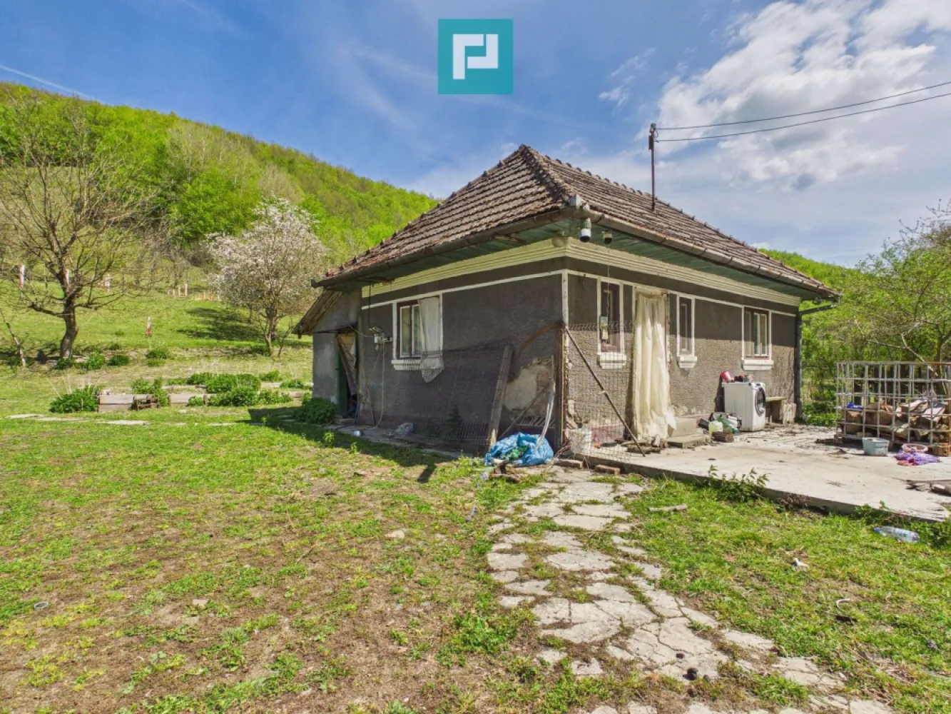 Teren pentru investiții în Luncoiu de Jos - Descoperă o proprietate cu potențial excelent, situată într-o zonă liniștită, cu acces rapid către orașul Brad. O oportunitate ideală pentru dezvoltare rezidențială, agroturistică sau activități recreative.

DATE TEHNICE ALE PROPRIETĂȚII
Tip teren:

Intravilan 6837 mp+ extravilan 6362 mp (pășune) – combinație avantajoasă pentru construcții și activități agricole/recreative.

 Front stradal:

86 metri – vizibilitate foarte bună și acces facil.

 Acces:

Drum de acces amenajat, ușor de parcurs în orice anotimp.

 Utilități disponibile:

Curent electric la limită de proprietate

Fântână proprie pe teren

Pârâu în apropiere, element natural ce poate aduce plus valoare zonei

Posibilitate ulterioară de extindere utilități

AVANTAJELE PROPRIETĂȚII

Zonă foarte liniștită, ideală pentru locuit sau recreere

Aproape de oraș — acces rapid către Brad

Front stradal amplu, perfect pentru dezvoltări viitoare

Teren drept, cu suprafețe ample ce permit multiple proiecte

Cadru natural deosebit, cu verdeață, priveliști frumoase și un mediu nepoluat

PRETABILITĂȚI

Proprietatea se potrivește excelent pentru:

Construcția unei locuințe individuale sau a unui ansamblu de case

Ferma de cai sau alte activități zootehnice (pășune ideală)

Agropensiune / cabană turistică

Activități off-road, ATV, ciclism, agrement în aer liber

Mică fermă gospodărească, livezi sau agricultură ușoară

Spațiu pentru hobby-uri, relaxare și viață aproape de natură

CONTACT

Pentru informații suplimentare, vizionări sau detalii despre proprietate:

Szekeres Carol – Consultant imobiliar Propertylab
Tel 0729 966 649
Email carol.szekeres@propertylab.ro

Cristina Sipea – Consultant imobiliar Propertylab
Tel 0741 688 040
Email cristina.sipea@propertylab.ro
CP2560051