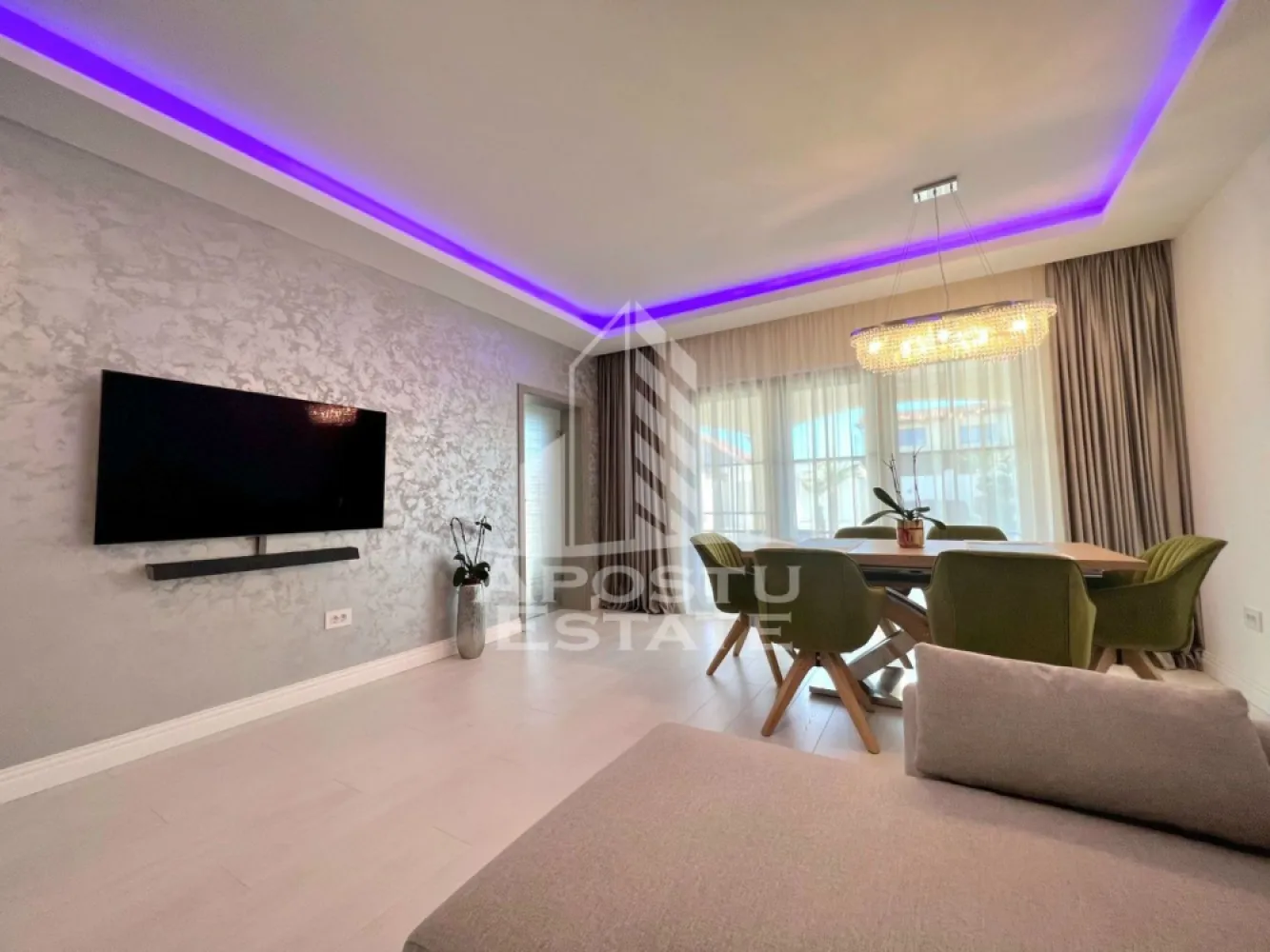 Duplex smart,5 camere,utilat si mobilat lux,Dumbravita Central - Apostu Estate va propune spre vanzare o jumatate de duplex,cu 5 camere,in Dumbravita,zona Centrala.
Constructie noua pe structura P+1,se desfasoara pe o suprafata utila de 140 mp si o suprafata teren de 382 mp.
Compartimentare:
Parter:
-hol acces.
-dormitor/birou.
-living generos cu iesire pe terasa.
-bucatarie inchisa cu iesire pe terasa.
-camera tehnica.
-baie cu cabina de dus.
-terasa acoperita amenajata ca si spatiu pt relaxare,utilata cu masa,canapea si proiector.
-curte spatioasa pavata si amenajata peisagistic cu gazon,pietre naturale,sistem de irigatie automatizat,robot automat tuns gazon.
-gard cu decorativa si iluminat ambiental exterior in toata curtea,anexa pt depozitare si un jacuzzi exterior profesional.
Etaj:
-dormitor matrimonial cu baie proprie,dressing si terasa.
-2dormitoare cu terasa.
-baie cu cada.
-pod pt depozitare.
Confortul termic se realizeaza prin intermediul centralei si al climei,incalzirea este in pardoseala,cu termostat pt fiecare zona.
Casa este smart si beneficiaza de:-alarma.
-supraveghere video.
-2 porti automate cu deschidere din telefon,2 locuri de parcare in interior.
-sisteme de ventilatie cu recuperare caldura.
-sistem de filtrare apa.
-bazin stocare 500L+300L boiler
-finisaje premium,cu atentie deosebita la detalii.
Va oferim consultanta si solutii financiare prin colaboratorii nostrii!
Va asteptam cu drag la o vizionare!