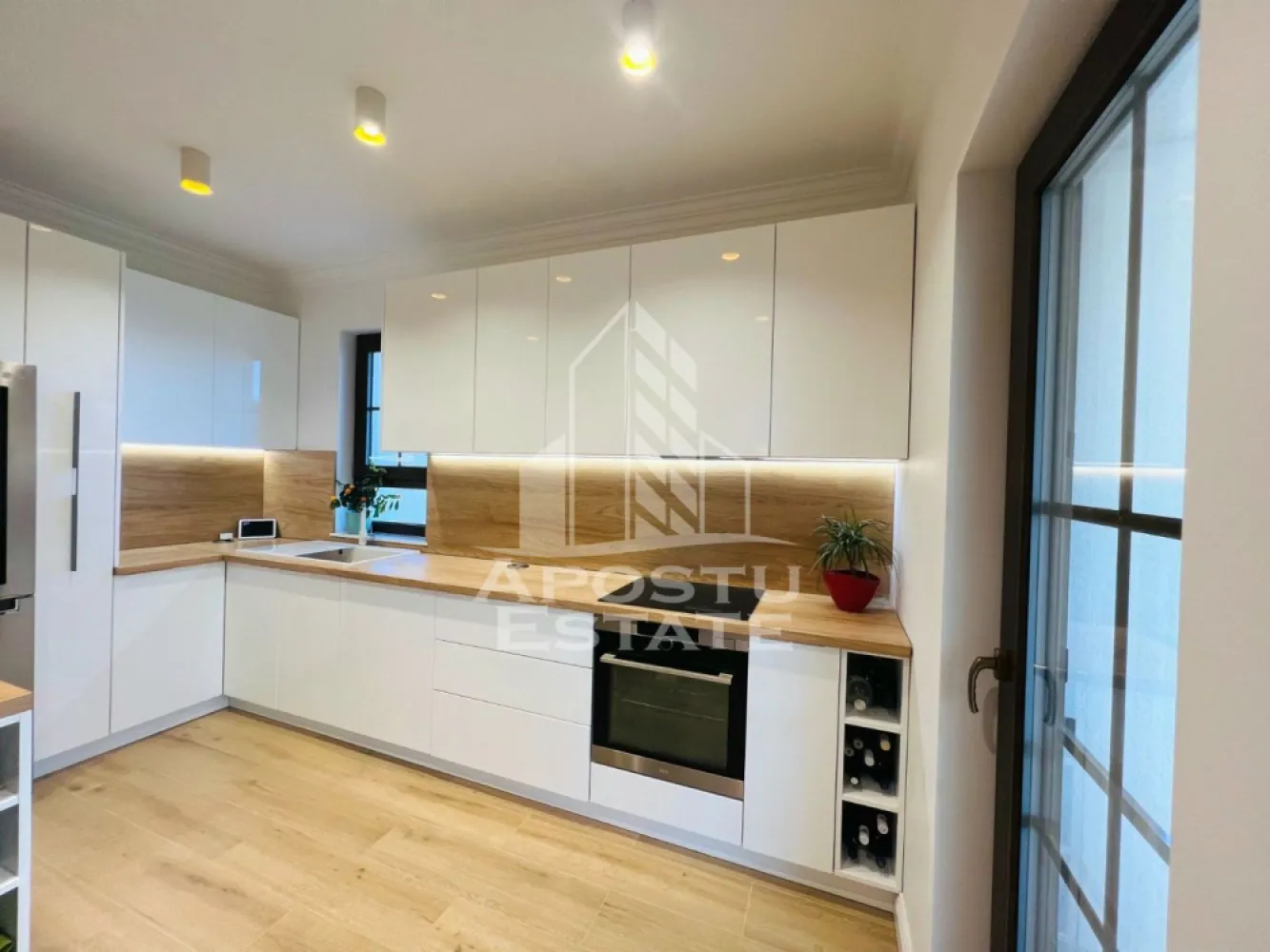 Duplex smart,5 camere,utilat si mobilat lux,Dumbravita Central - Apostu Estate va propune spre vanzare o jumatate de duplex,cu 5 camere,in Dumbravita,zona Centrala.
Constructie noua pe structura P+1,se desfasoara pe o suprafata utila de 140 mp si o suprafata teren de 382 mp.
Compartimentare:
Parter:
-hol acces.
-dormitor/birou.
-living generos cu iesire pe terasa.
-bucatarie inchisa cu iesire pe terasa.
-camera tehnica.
-baie cu cabina de dus.
-terasa acoperita amenajata ca si spatiu pt relaxare,utilata cu masa,canapea si proiector.
-curte spatioasa pavata si amenajata peisagistic cu gazon,pietre naturale,sistem de irigatie automatizat,robot automat tuns gazon.
-gard cu decorativa si iluminat ambiental exterior in toata curtea,anexa pt depozitare si un jacuzzi exterior profesional.
Etaj:
-dormitor matrimonial cu baie proprie,dressing si terasa.
-2dormitoare cu terasa.
-baie cu cada.
-pod pt depozitare.
Confortul termic se realizeaza prin intermediul centralei si al climei,incalzirea este in pardoseala,cu termostat pt fiecare zona.
Casa este smart si beneficiaza de:-alarma.
-supraveghere video.
-2 porti automate cu deschidere din telefon,2 locuri de parcare in interior.
-sisteme de ventilatie cu recuperare caldura.
-sistem de filtrare apa.
-bazin stocare 500L+300L boiler
-finisaje premium,cu atentie deosebita la detalii.
Va oferim consultanta si solutii financiare prin colaboratorii nostrii!
Va asteptam cu drag la o vizionare!