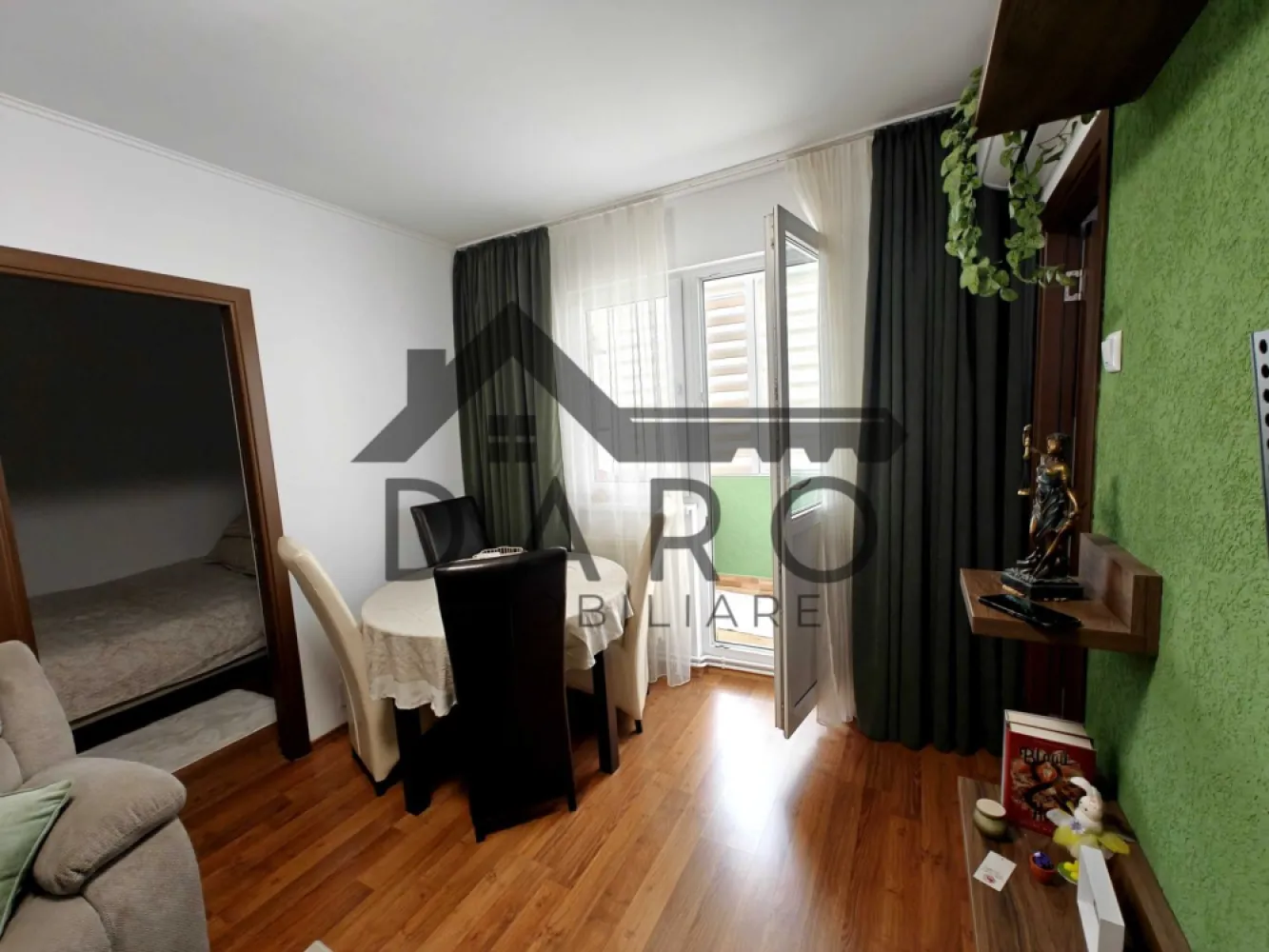 Apartament 2 camere confort 2 - Vand apartament recent renovat si complet mobilat,semidecomodat.
Imediat ocupabil,foarte luminos,situat la etaj 3/4,cartier Dambu Pietros, strada Magurei.
Zona linistita cu doua camere ,bucatarie,hol,baie,balcon inchis, luminos si bine compartimentat,geamuri termopane,cu centrala termica,aer conditionat nou nout,internet-cablu TV,bloc izolat in anul 2024.
Ideal atat pentru locuit ,cat si pentru investitie.