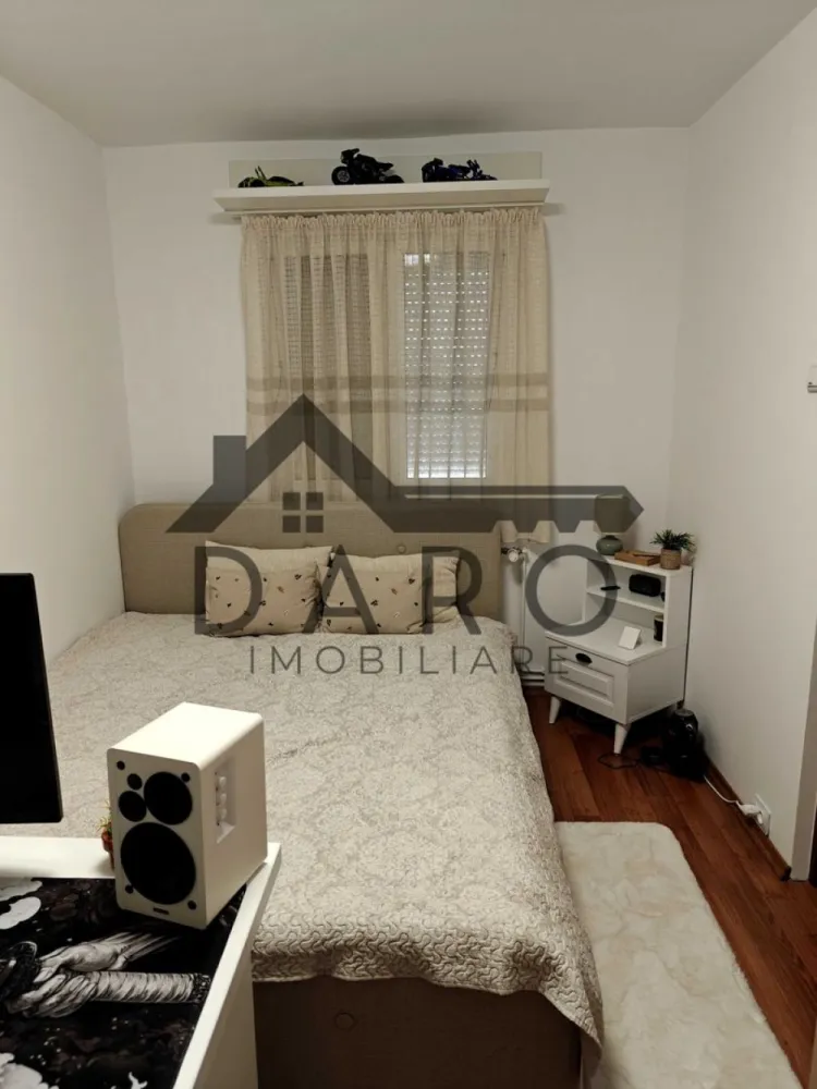 Apartament 2 camere confort 2 - Vand apartament recent renovat si complet mobilat,semidecomodat.
Imediat ocupabil,foarte luminos,situat la etaj 3/4,cartier Dambu Pietros, strada Magurei.
Zona linistita cu doua camere ,bucatarie,hol,baie,balcon inchis, luminos si bine compartimentat,geamuri termopane,cu centrala termica,aer conditionat nou nout,internet-cablu TV,bloc izolat in anul 2024.
Ideal atat pentru locuit ,cat si pentru investitie.