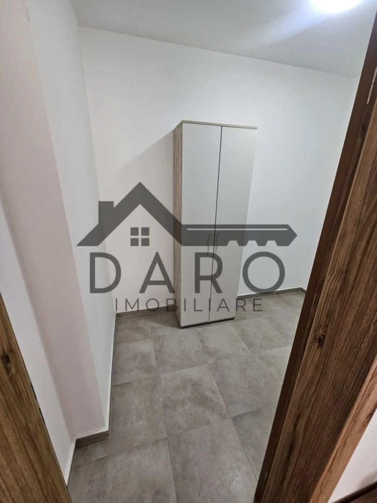 Proprietar Inchiriez apartament doua camere Maurer - Proprietar Inchiriez apartament doua camere Maurer Residence 
Este mobilat/utilat cum se vede in poze.
În prețul afișat intra si o parcare terana (langa bloc) si o boxă depozitare la subsol. Apartamentul este situat la parter 
Se închiriază pe termen lung minim 12 luni.
Compartimentare
-1 baie
-1 dormitor
-1 dressing
-1 living 
-1 bucătărie 

NU SE ACCEPTA ANIMALE DE COMPANIE SI FAMILIE CU COPII! 
NU COLABOREZ CU AGENTII IMOBILIARE! 
Prețul este de 400 euro /luna plus 400 euro garanție.