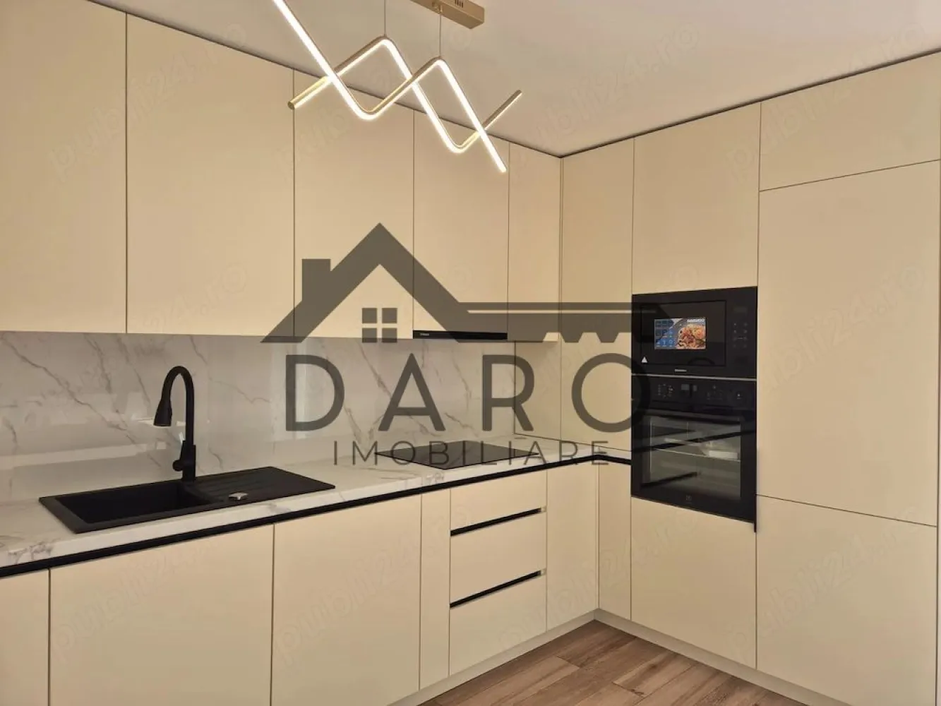 Apartament premium 2 camere cu parcare și boxa incluse - PRIMA ÎNCHIRIERE | Apartament Premium 2 camere | Parcare + Boxă incluse | Unirii

Dacă îți dorești un apartament în care totul este nou și pregătit pentru primul locatar, acesta poate fi noul tău acasă.

Situat în cartierul Unirii, pe strada Prof. Dr. Vasile Săbădeanu, într-un bloc nou, recent finalizat, apartamentul îmbină designul modern, confortul și funcționalitatea într-un spațiu luminos și elegant.

 Suprafață utilă: 58,4 mp
 Terasă: 7,1 mp
 Etaj 1, cu lift
 Loc de parcare inclus
 Boxă pentru depozitare inclusă

Compartimentare:
 Living spațios și luminos
 Bucătărie separată, complet mobilată și utilată
 Dormitor confortabil
 Baie modernă
 Terasă privată

Electrocasnice:
 Mașină de spălat vase Whirlpool
 Frigider Beko
 Plită Beko
 Cuptor electric Electrolux
 Mașină de spălat haine Beko
 Uscător de haine Beko

Avantaje:
 Prima închiriere
 Mobilier și electrocasnice noi
 Bloc nou cu lift
 Costuri reduse de întreținere
 Zonă liniștită și acces facil către oraș
 Parcare și boxă incluse în preț

 Chirie: 550 lună
 Garanție: 2 luni

Un apartament amenajat cu atenție la detalii, ideal pentru o persoană sau un cuplu care apreciază confortul, calitatea și liniștea.

Pentru detalii și programarea unei vizionări, vă stau cu drag la dispoziție.