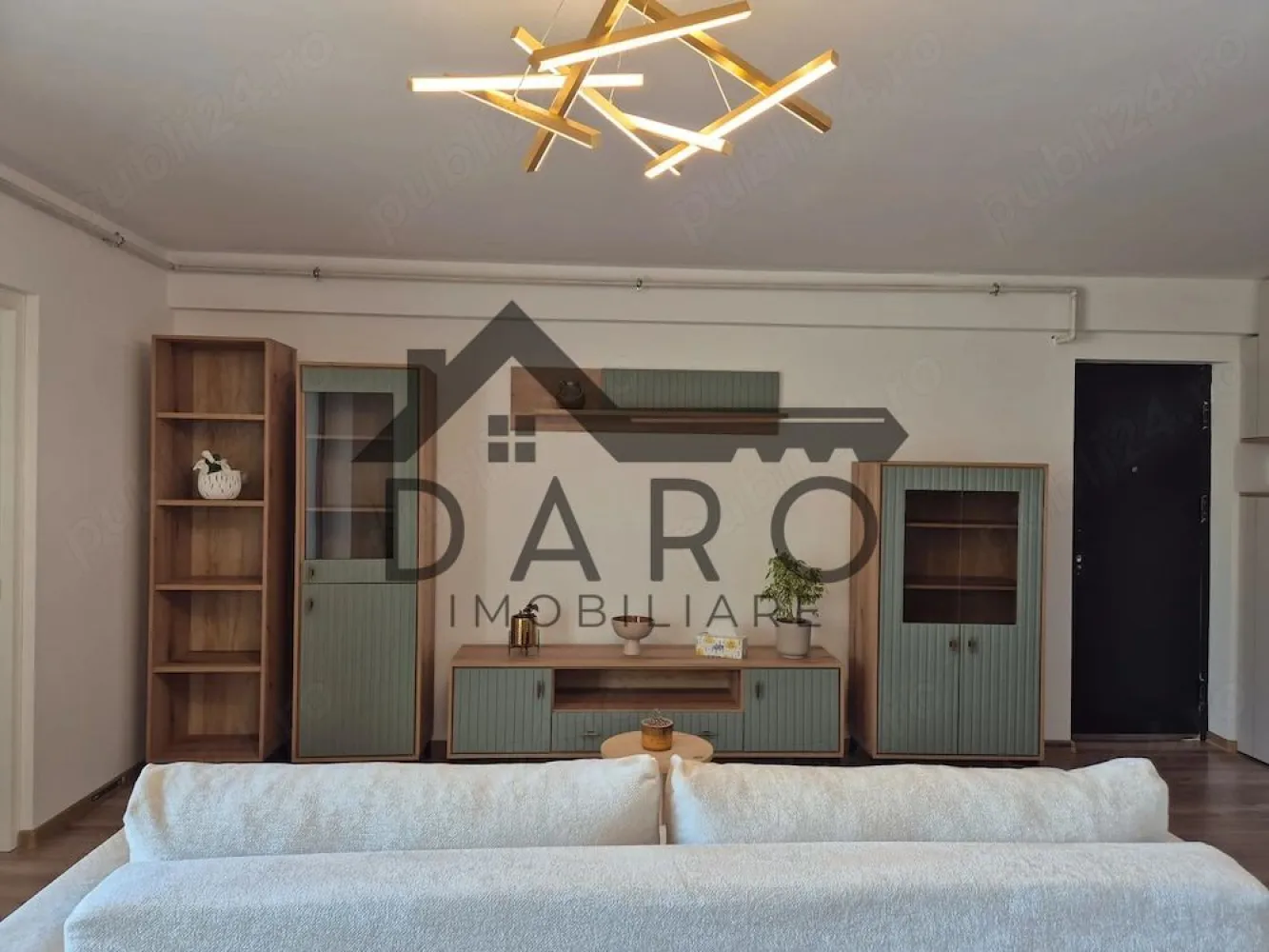 Apartament premium 2 camere cu parcare și boxa incluse - PRIMA ÎNCHIRIERE | Apartament Premium 2 camere | Parcare + Boxă incluse | Unirii

Dacă îți dorești un apartament în care totul este nou și pregătit pentru primul locatar, acesta poate fi noul tău acasă.

Situat în cartierul Unirii, pe strada Prof. Dr. Vasile Săbădeanu, într-un bloc nou, recent finalizat, apartamentul îmbină designul modern, confortul și funcționalitatea într-un spațiu luminos și elegant.

 Suprafață utilă: 58,4 mp
 Terasă: 7,1 mp
 Etaj 1, cu lift
 Loc de parcare inclus
 Boxă pentru depozitare inclusă

Compartimentare:
 Living spațios și luminos
 Bucătărie separată, complet mobilată și utilată
 Dormitor confortabil
 Baie modernă
 Terasă privată

Electrocasnice:
 Mașină de spălat vase Whirlpool
 Frigider Beko
 Plită Beko
 Cuptor electric Electrolux
 Mașină de spălat haine Beko
 Uscător de haine Beko

Avantaje:
 Prima închiriere
 Mobilier și electrocasnice noi
 Bloc nou cu lift
 Costuri reduse de întreținere
 Zonă liniștită și acces facil către oraș
 Parcare și boxă incluse în preț

 Chirie: 550 lună
 Garanție: 2 luni

Un apartament amenajat cu atenție la detalii, ideal pentru o persoană sau un cuplu care apreciază confortul, calitatea și liniștea.

Pentru detalii și programarea unei vizionări, vă stau cu drag la dispoziție.
