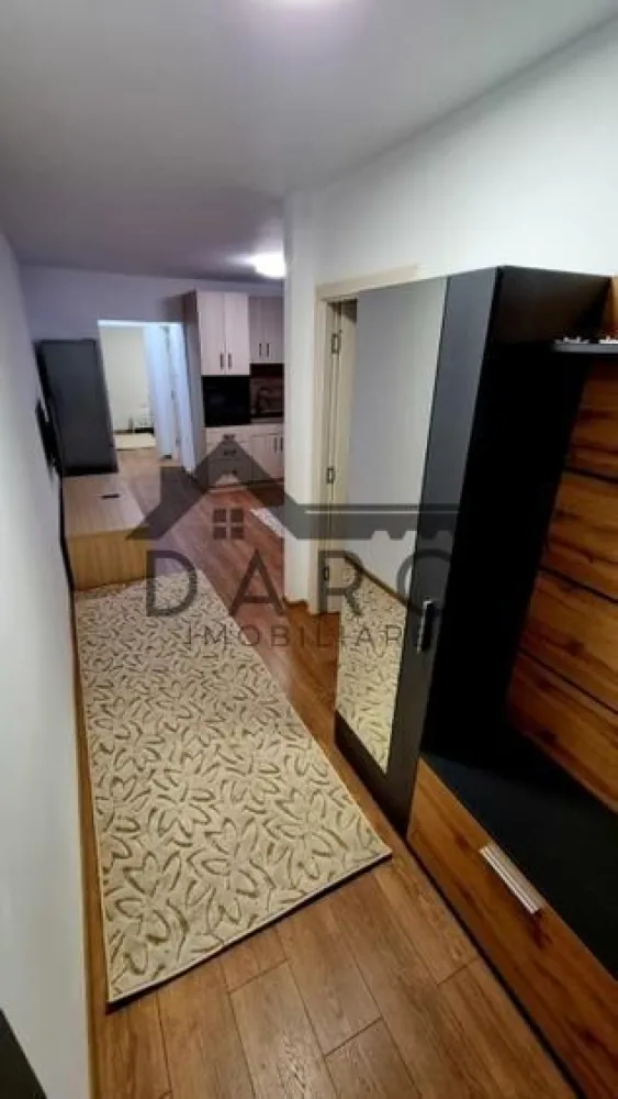 Apartament 2 camere, 50 mp, str. Libertății (semicentral) - Închiriez apartament cu 2 camere, situat în Târgu Mureș, zona Libertății, zona Darina, într-un bloc cu 3 etaje, reabilitat termic in 2025 cu proiect.

Apartamentul are o suprafață de 50 mp și este compartimentat practic: două camere utilate tip dormitor, bucătărie spațioasă tip open-space, baie și hol. Se află la parter, într-o zonă liniștită, cu locatari civilizați.

Locuința a fost renovată complet relativ recent, inclusiv instalația electrică, finisajele interioare, glet/lavabil, baie complet renovată și calorifere noi. Dispune de centrală proprie pe gaz, iar datorită reabilitării termice consumul este redus.

Apartamentul este mobilat și utilat complet, fiind pregătit pentru mutare. Bucătăria este realizată la comandă și este dotată cu mașină de spălat vase încorporată, mașină de spălat haine, combină frigorifică, plită, hotă și spații de depozitare. Baia este dotată cu cabină de duș.

Dotări suplimentare: TV, internet tras cu Wi-Fi instalat, spații de depozitare și mobilier complet.

În zonă se găsesc relativ ușor locuri de parcare.

Apartamentul este disponibil începând cu aproximativ 15.06.2026, dar poate fi vizionat oricând.

Preț: 400 euro/lună
Garanție: o lună

Pentru detalii suplimentare sau programarea unei vizionări, mă puteți contacta telefonic.