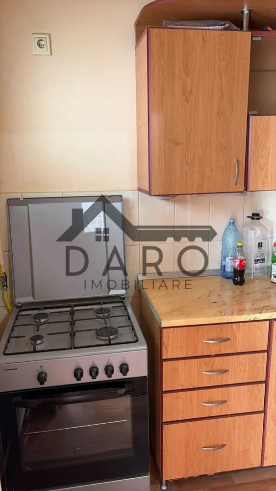 Inchiriez Garsoniera / Apartament 1 camera Dambu - Îți propun o garsonieră decomandată, situată la etajul 4 complet mobilata si utilata. Suprafața utilă este de 30 mp, oferindu-ți un spațiu confortabil. Livingul este luminos cu deschidere la balcon, televizor si canapea extensibila. Bucătăria are finisaje simple, cu pardoseală din gresie aragaz nou. Baia dispune de duș, toaletă și chiuvetă. Totul este bine întreținut.
Garantie 1 luna.
Rog seriozitate si voi oferi contract de minim 1 an.