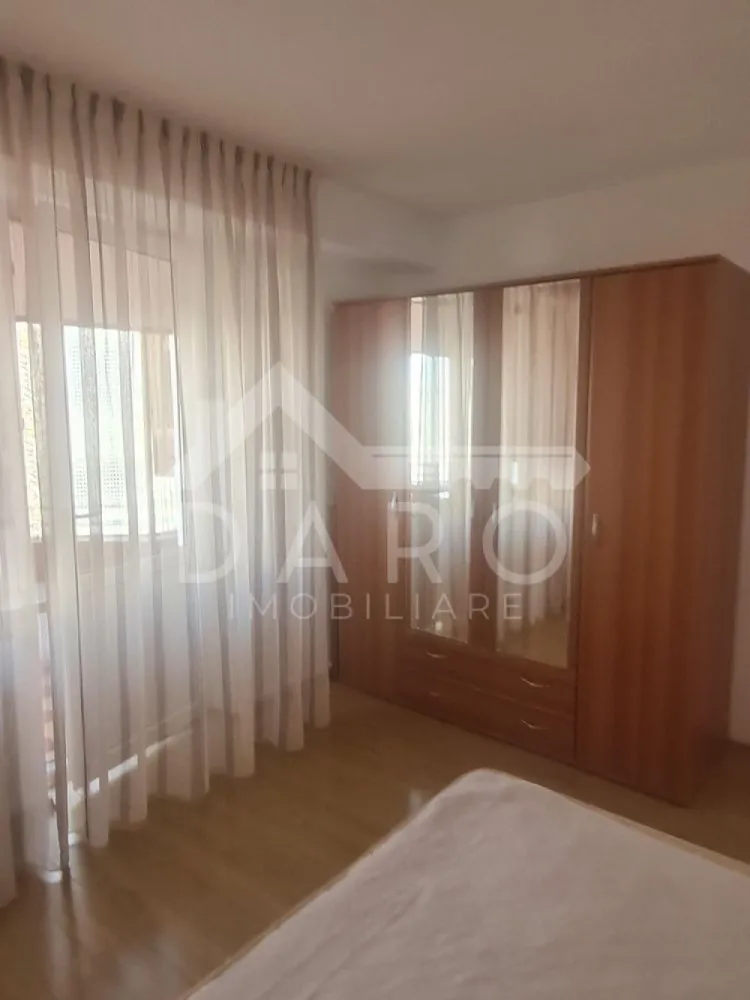 Inchiriez apartament cu 2 camere - Inchiriez apartament cu 2 camere ultracentral , situat intre Poli 2 si ANAF . Apartamentul este in suprafata de 66 mp, cu balcon la fiecare camera, aer conditionat , centrala termica , mobilat si utilat cu de toate . Apartamentul se afla la etajul 3 din 4 .