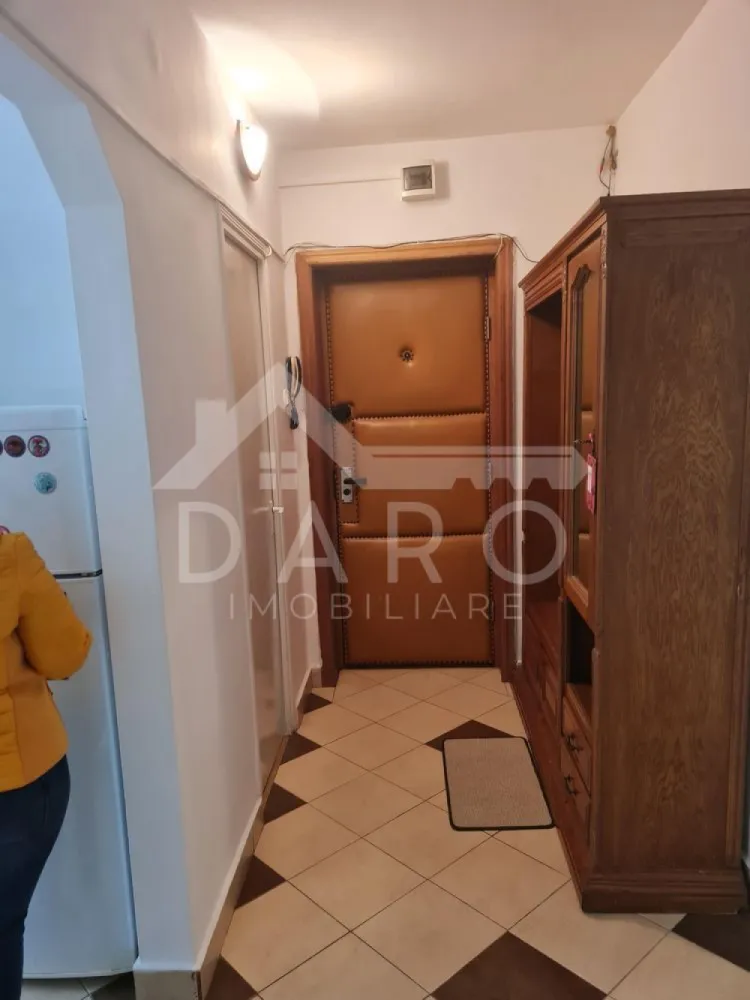 Inchiriez apartament cu 2 camere - Inchiriez apartament cu 2 camere ultracentral , situat intre Poli 2 si ANAF . Apartamentul este in suprafata de 66 mp, cu balcon la fiecare camera, aer conditionat , centrala termica , mobilat si utilat cu de toate . Apartamentul se afla la etajul 3 din 4 .