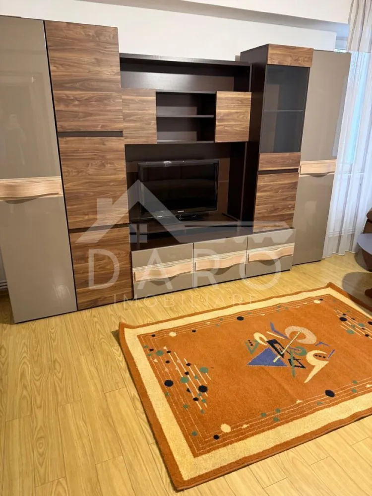 Inchiriez apartament cu 2 camere - Inchiriez apartament cu 2 camere ultracentral , situat intre Poli 2 si ANAF . Apartamentul este in suprafata de 66 mp, cu balcon la fiecare camera, aer conditionat , centrala termica , mobilat si utilat cu de toate . Apartamentul se afla la etajul 3 din 4 .