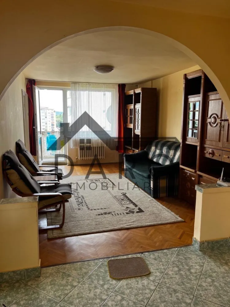 Apartament 3 camere luminos, gata de mutare | Dâmbu Pietros, str. Parângului - Vând apartament cu 3 camere, luminos și primitor, situat într-o zonă excelentă din Târgu Mureș: cartierul Dâmbu Pietros, pe strada Parângului. Locuința este impecabilă, nu necesită nicio investiție în renovare și este pregătită pentru a te muta imediat.
Detalii principale:
Suprafață: 56 mp utili + un balcon deschis de 7 mp, ideal pentru momentele de relaxare.
Etaj: 8 (oferă o priveliște deosebită, liniște și o luminozitate naturală excelentă pe tot parcursul zilei).
Preț: 86.999 Euro, ușor negociabil.
Avantaje și dotări:
Complet mobilat și utilat: Se vinde exact cum se prezintă, economisind timp și bani pentru viitorul proprietar.
Eficiență termică: Blocul este izolat termic, ceea ce asigură un confort sporit și costuri reduse la întreținere.
Spațiu extra de depozitare: Beneficiază de o boxă proprie la subsol.
Balcon deschis: Spațios, perfect pentru cafeaua de dimineață.
Locuința este ideală pentru o familie sau pentru investiție. Pentru mai multe detalii sau pentru a programa o vizionare, vă rog să mă contactați prin mesaj pe OLX sau la numărul de telefon.