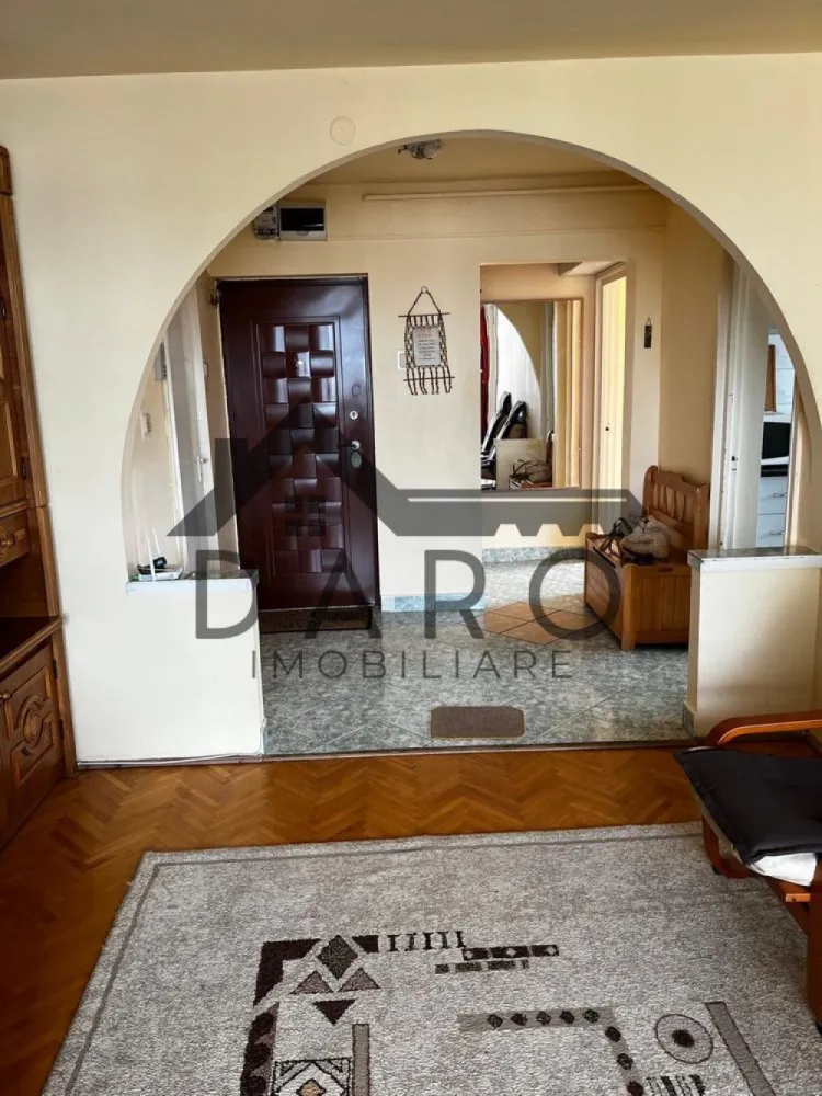 Apartament 3 camere luminos, gata de mutare | Dâmbu Pietros, str. Parângului - Vând apartament cu 3 camere, luminos și primitor, situat într-o zonă excelentă din Târgu Mureș: cartierul Dâmbu Pietros, pe strada Parângului. Locuința este impecabilă, nu necesită nicio investiție în renovare și este pregătită pentru a te muta imediat.
Detalii principale:
Suprafață: 56 mp utili + un balcon deschis de 7 mp, ideal pentru momentele de relaxare.
Etaj: 8 (oferă o priveliște deosebită, liniște și o luminozitate naturală excelentă pe tot parcursul zilei).
Preț: 86.999 Euro, ușor negociabil.
Avantaje și dotări:
Complet mobilat și utilat: Se vinde exact cum se prezintă, economisind timp și bani pentru viitorul proprietar.
Eficiență termică: Blocul este izolat termic, ceea ce asigură un confort sporit și costuri reduse la întreținere.
Spațiu extra de depozitare: Beneficiază de o boxă proprie la subsol.
Balcon deschis: Spațios, perfect pentru cafeaua de dimineață.
Locuința este ideală pentru o familie sau pentru investiție. Pentru mai multe detalii sau pentru a programa o vizionare, vă rog să mă contactați prin mesaj pe OLX sau la numărul de telefon.