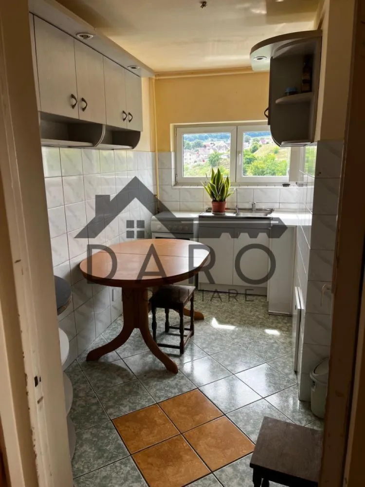 Apartament 3 camere luminos, gata de mutare | Dâmbu Pietros, str. Parângului - Vând apartament cu 3 camere, luminos și primitor, situat într-o zonă excelentă din Târgu Mureș: cartierul Dâmbu Pietros, pe strada Parângului. Locuința este impecabilă, nu necesită nicio investiție în renovare și este pregătită pentru a te muta imediat.
Detalii principale:
Suprafață: 56 mp utili + un balcon deschis de 7 mp, ideal pentru momentele de relaxare.
Etaj: 8 (oferă o priveliște deosebită, liniște și o luminozitate naturală excelentă pe tot parcursul zilei).
Preț: 86.999 Euro, ușor negociabil.
Avantaje și dotări:
Complet mobilat și utilat: Se vinde exact cum se prezintă, economisind timp și bani pentru viitorul proprietar.
Eficiență termică: Blocul este izolat termic, ceea ce asigură un confort sporit și costuri reduse la întreținere.
Spațiu extra de depozitare: Beneficiază de o boxă proprie la subsol.
Balcon deschis: Spațios, perfect pentru cafeaua de dimineață.
Locuința este ideală pentru o familie sau pentru investiție. Pentru mai multe detalii sau pentru a programa o vizionare, vă rog să mă contactați prin mesaj pe OLX sau la numărul de telefon.