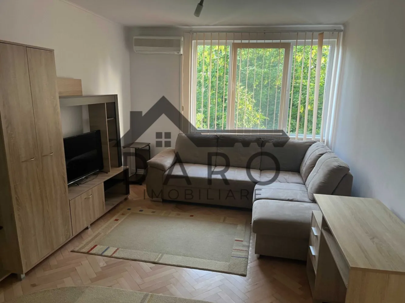 De inchiriat apartament 2 camere Cornisa - De inchiriat pe termen lung apartament cu 2 camere in cartierul Cornisa pe str.Nicolae Grigorescu nr 6.
Este recent renovat si utilat.
Se afla la etajul 4 din 4 intr-o zona linitita cu vedere la platou.
Este dotat cu aparate casnice noi(aer conditionat,cuptor electric,masina de spalat etc)
Chiria este de 450 E/luna.