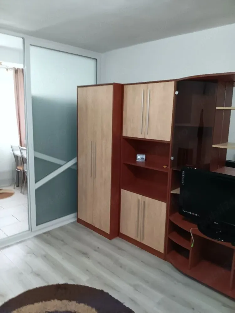 De Inchiriat apartament 1camera Mazepa 1, G-uri etaj 2/7, 1450 lei - Se oferă spre închiriere un apartament cu 1 cameră, situat în zona Mazepa 1, la etajul 2 din 7, într-un imobil bine întreținut.
Apartamentul este complet mobilat și utilat, pregătit pentru mutare imediată și oferă confort și funcționalitate pentru o persoană sau un cuplu. Dispune de:
- aer condiționat
- centrală termică proprie 
- mobilier complet
- electrocasnice necesare pentru un trai confortabil
Zona este foarte bine poziționată, cu acces rapid către magazine, transport, puncte de interes și facilități urbane.
Disponibil imediat.
Chirie 1450 lei/luna.
Garantie returnabila 1450 lei.
Se percepe comision de tranzactionare.
Pentru detalii și programarea unei vizionări, vă rog să mă contactați 0741.030.291 Marilena, Agentia Mag Invest.