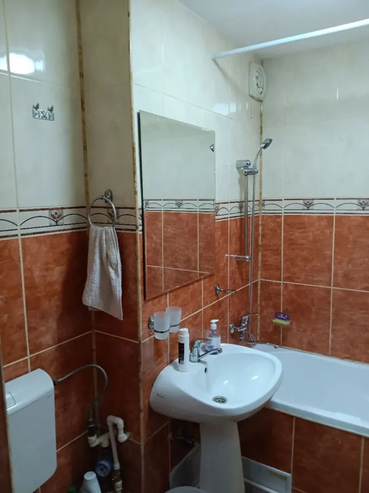De Inchiriat apartament 1camera Mazepa 1, G-uri etaj 2/7, 1450 lei - Se oferă spre închiriere un apartament cu 1 cameră, situat în zona Mazepa 1, la etajul 2 din 7, într-un imobil bine întreținut.
Apartamentul este complet mobilat și utilat, pregătit pentru mutare imediată și oferă confort și funcționalitate pentru o persoană sau un cuplu. Dispune de:
- aer condiționat
- centrală termică proprie 
- mobilier complet
- electrocasnice necesare pentru un trai confortabil
Zona este foarte bine poziționată, cu acces rapid către magazine, transport, puncte de interes și facilități urbane.
Disponibil imediat.
Chirie 1450 lei/luna.
Garantie returnabila 1450 lei.
Se percepe comision de tranzactionare.
Pentru detalii și programarea unei vizionări, vă rog să mă contactați 0741.030.291 Marilena, Agentia Mag Invest.