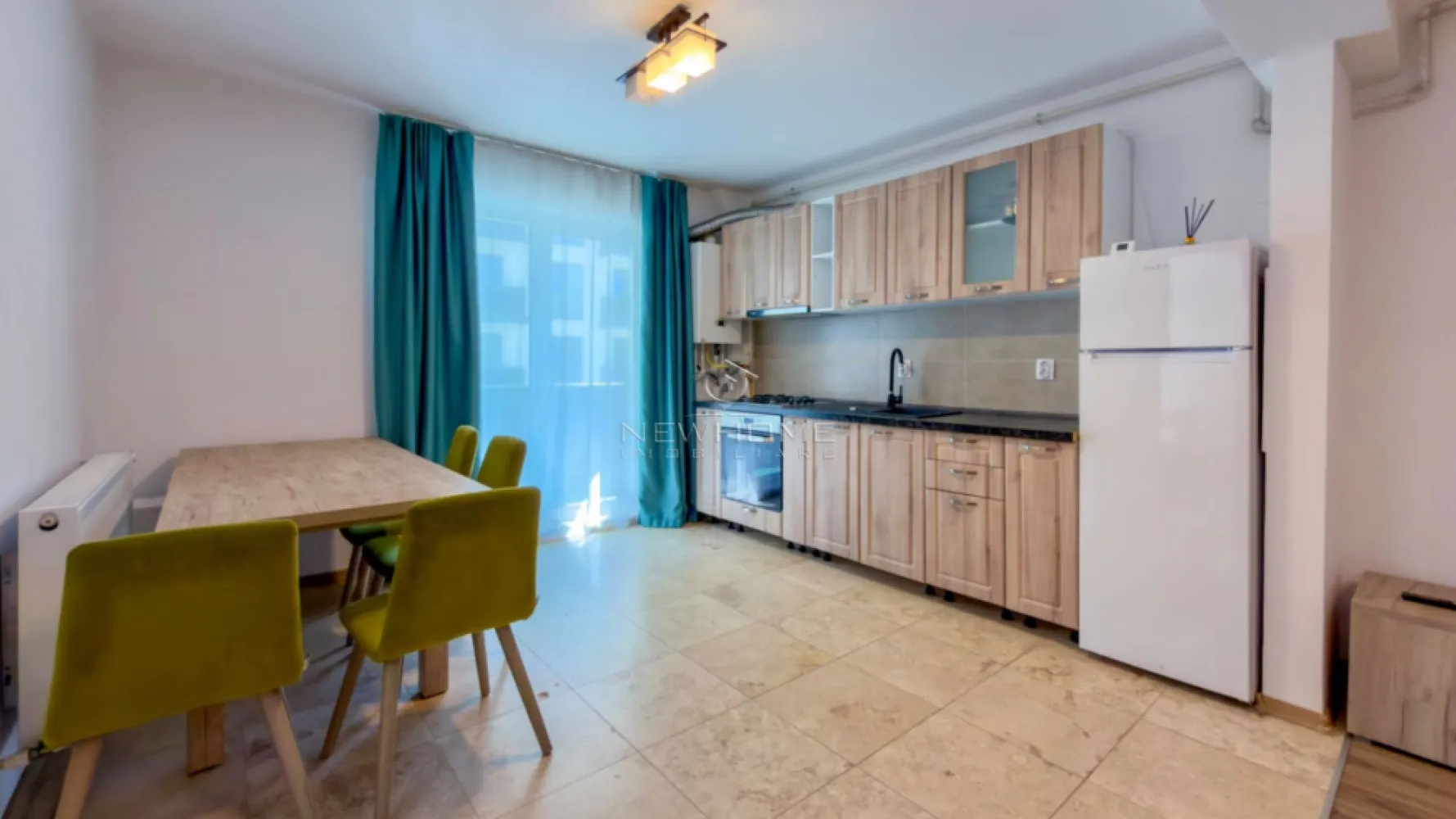 Apartament 2 camere Parcare, în zona Dambul Rotund - NewHOME Imobiliare ofera spre închiriere un apartament modern cu 2 camere, situat în zona Dambul Rotund. în cartierul in complexul EGO Residence, amplasat la etajul 1 din 6 al unui imobil finalizat in anul 2020.

Apartamentul beneficiază de finisaje moderne, oferind un confort pentru viitorii chiriași.

Compartiment astfel: Living open-space imreuna cu bucătăria, dormitor spațios, baie, balcon.

Apartamentul este dotat cu centrala termica proprie și electrocasnicele necesare.

Dispune de loc de parcare în garajul subteran, inclus in pret.

Disponibil imediat. Nu se acceptă animale de companie.

Pentru mai multe informații sau pentru programarea unei vizionări, nu ezitați să ne contactați.