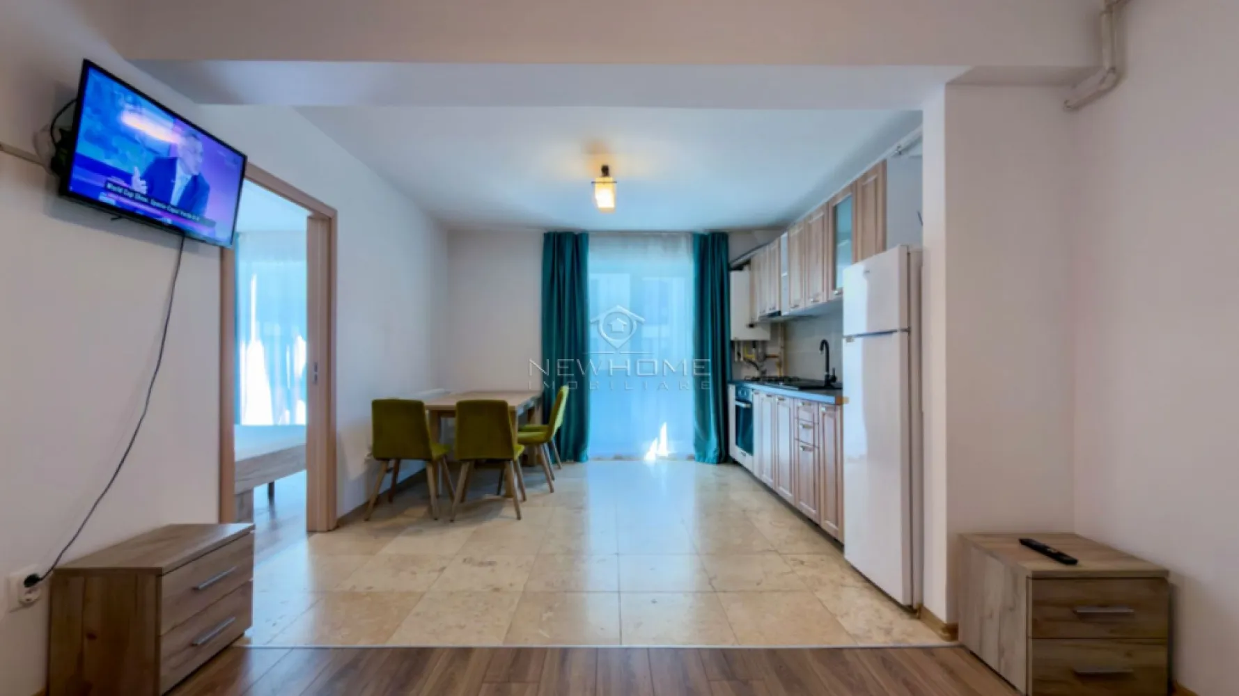 Apartament 2 camere Parcare, în zona Dambul Rotund - NewHOME Imobiliare ofera spre închiriere un apartament modern cu 2 camere, situat în zona Dambul Rotund. în cartierul in complexul EGO Residence, amplasat la etajul 1 din 6 al unui imobil finalizat in anul 2020.

Apartamentul beneficiază de finisaje moderne, oferind un confort pentru viitorii chiriași.

Compartiment astfel: Living open-space imreuna cu bucătăria, dormitor spațios, baie, balcon.

Apartamentul este dotat cu centrala termica proprie și electrocasnicele necesare.

Dispune de loc de parcare în garajul subteran, inclus in pret.

Disponibil imediat. Nu se acceptă animale de companie.

Pentru mai multe informații sau pentru programarea unei vizionări, nu ezitați să ne contactați.