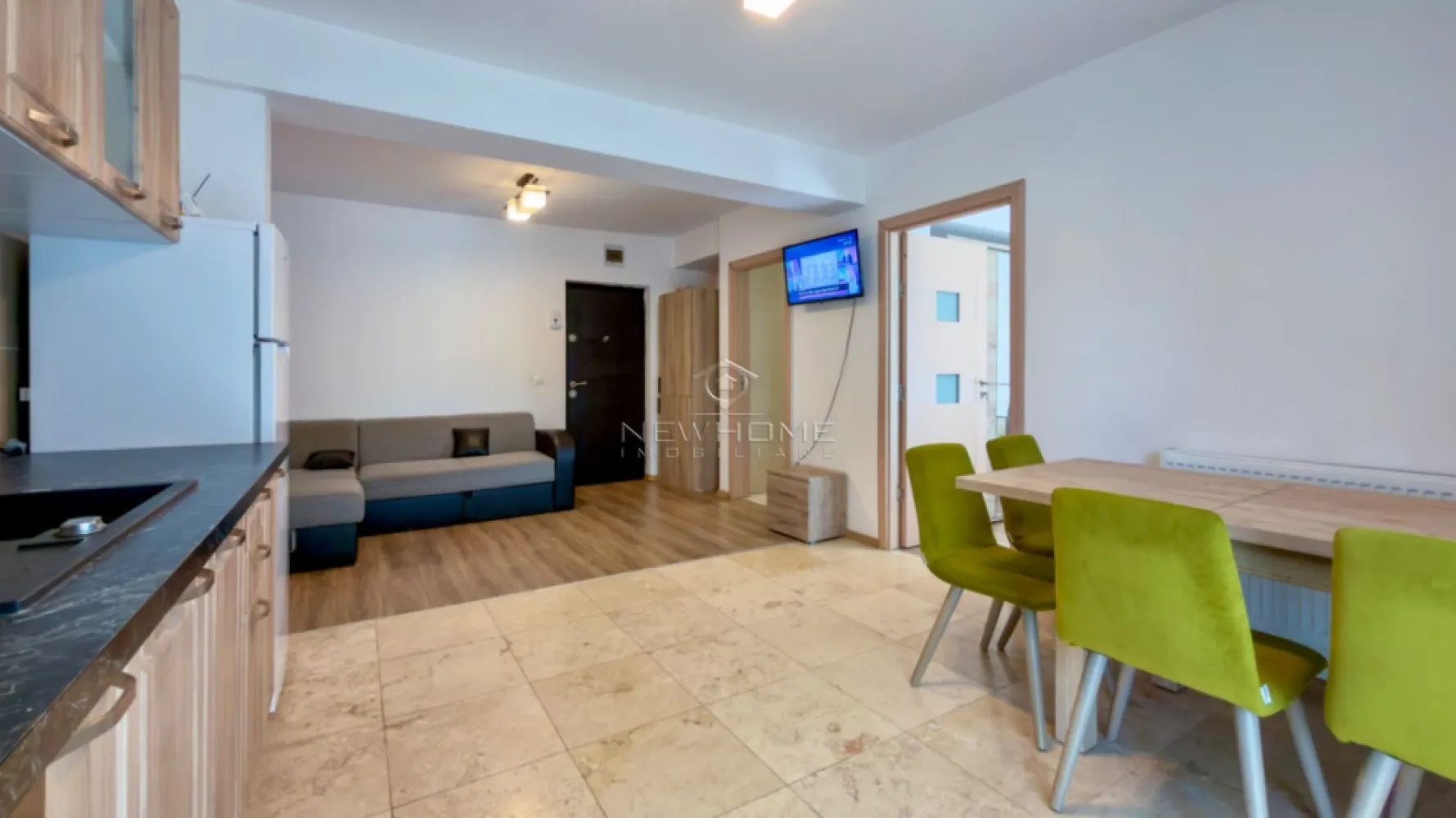 Apartament 2 camere Parcare, în zona Dambul Rotund - NewHOME Imobiliare ofera spre închiriere un apartament modern cu 2 camere, situat în zona Dambul Rotund. în cartierul in complexul EGO Residence, amplasat la etajul 1 din 6 al unui imobil finalizat in anul 2020.

Apartamentul beneficiază de finisaje moderne, oferind un confort pentru viitorii chiriași.

Compartiment astfel: Living open-space imreuna cu bucătăria, dormitor spațios, baie, balcon.

Apartamentul este dotat cu centrala termica proprie și electrocasnicele necesare.

Dispune de loc de parcare în garajul subteran, inclus in pret.

Disponibil imediat. Nu se acceptă animale de companie.

Pentru mai multe informații sau pentru programarea unei vizionări, nu ezitați să ne contactați.