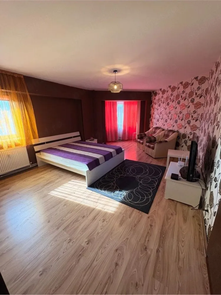 De inchiriat apartament cu o camera, Faleza, etaj 7/7, 350 euro - Se ofera spre închiriere un apartament cu 1 cameră, situat în prestigioasa zonă Mazepa 1, la etajul 7 din 7, cu o vedere spectaculoasă către Dunăre.
Apartamentul este complet mobilat și utilat, fiind ideal pentru o persoană sau un cuplu care își dorește confort și o locație excelentă. Luminos și primitor, acesta oferă toate condițiile necesare pentru mutare imediată.
- Vedere panoramică la Dunăre
- Etaj 7/7
- Complet mobilat și utilat
- Zonă excelentă, aproape de faleză, magazine și mijloace de transport
- Disponibil imediat
Preț: 350 Euro/lună
Garantie returnabila 350 euro.
Se percepe comision de tranzactionare.
Pentru detalii suplimentare și programarea unei vizionări, nu ezitați să mă contactați 0741.030.291 Marilena, Agentia Mag Invest.
