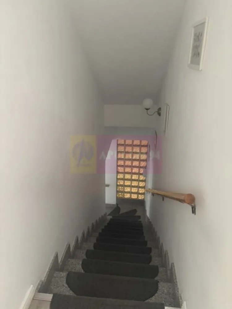 Vila D+P+1+M cu teren 446 mp Drumul Sarii. - Compania imobiliara Apulum 94 va propune spre inchiriere o vila D+P+1+M, situata pe un teren de 446 mp in zona Drumul Sarii- 13 Septembrie.
Vila este construita in 2001, din BCA, cu stalpi de beton si placi de beton intre nivele. 
Amprenta casei este de 150 mp, si are o compartimentare foarte buna cu spatii mari , generoase si luminoase. Beneficiaza de 10 camere, 6 grupuri sanitare, bucatarie, spatii pentru depozitare, 3 balcoane si 2 terase. 
Este pretabila pentru multe activitati liberale- gradinita particulara, clinica medicala, birouri, etc. 
Interiorul este in stare foarte buna, are incalzie prin pardoseala, geamuri termopan de foarte buna calitate care izoleaza foarte bine atat termic cat si fonic,obiecte sanitare de farte buna calitate, parchet, marmura, gresie, faianta. 
Proprietatea este pe persoana juridica. 
Pentru vizionare si mai multe detalii nu ezitati sa ma contactati pe nr 0733683446- Laura Ionescu.